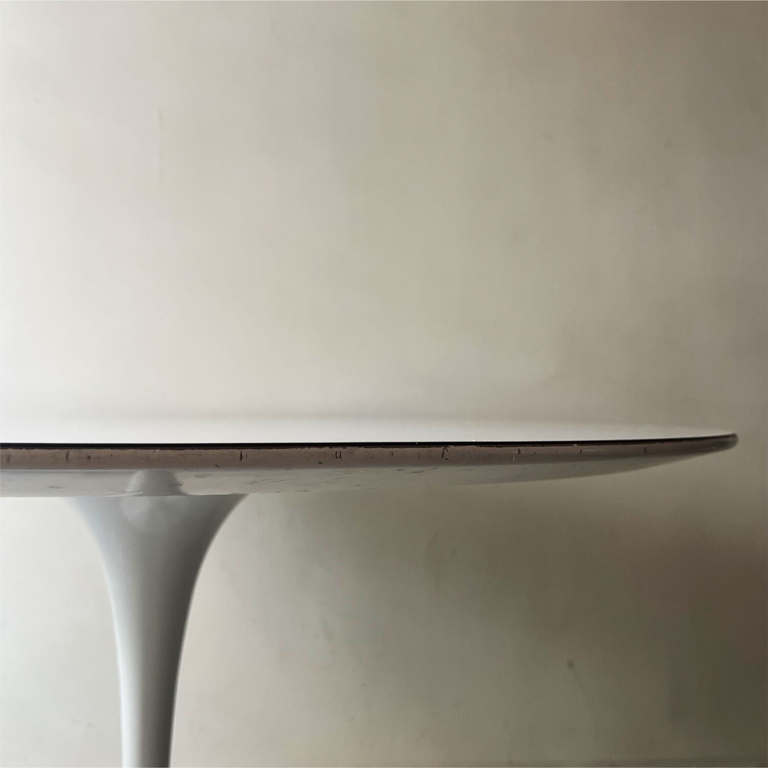 White tulip design table by Eero Saarinen for Knoll International, 1970