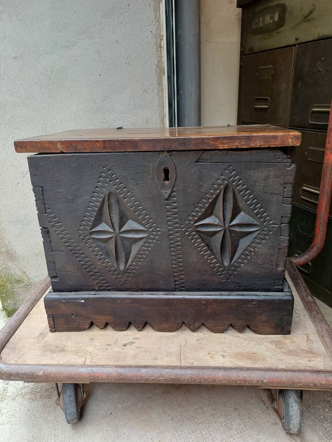 Small French chest from the 17th century in its own juice.
