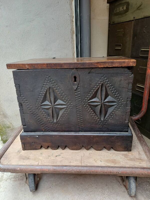 Petit Coffre français époques 17 eme dans son jus.