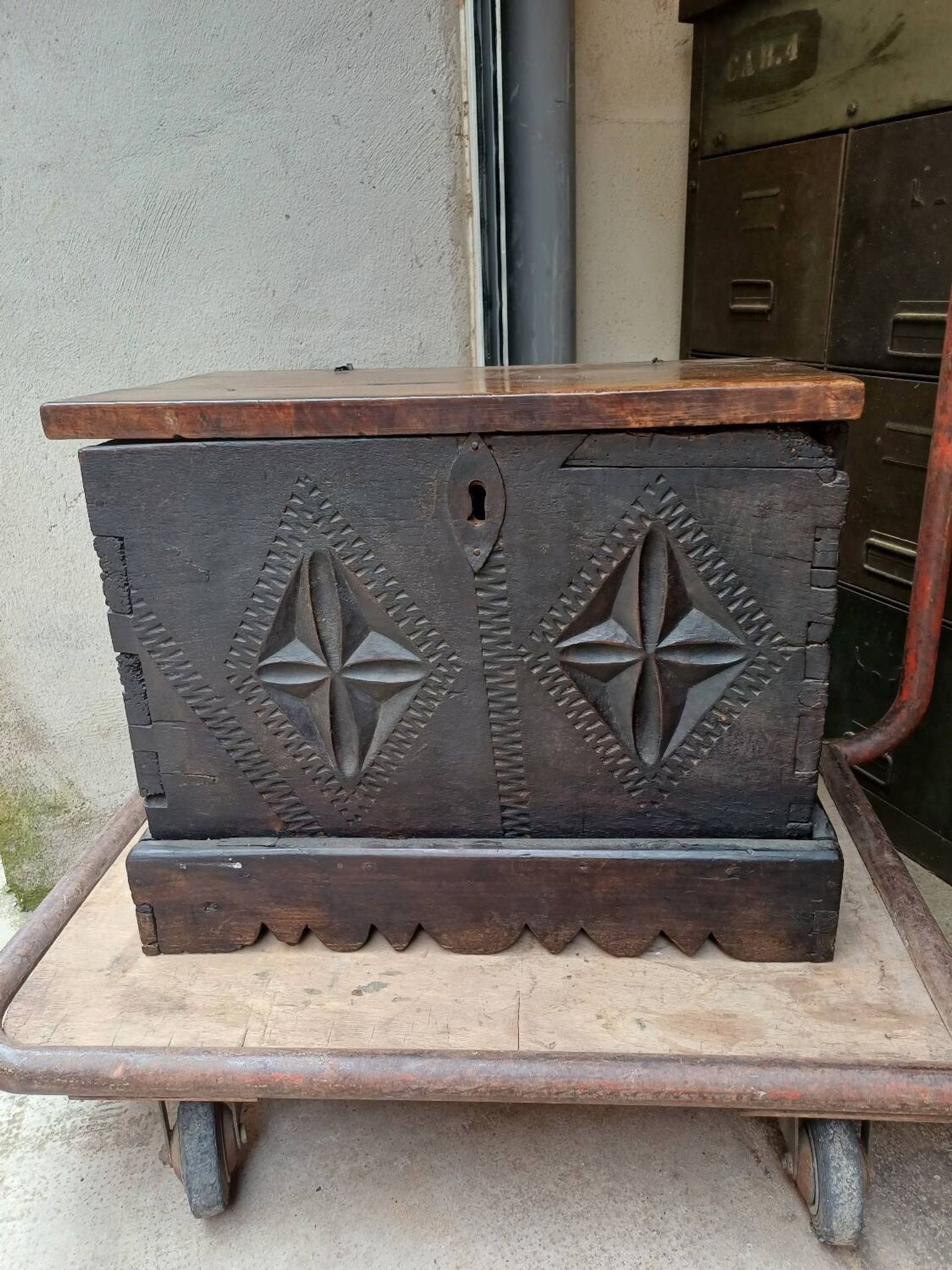 Small French chest from the 17th century in its own juice.