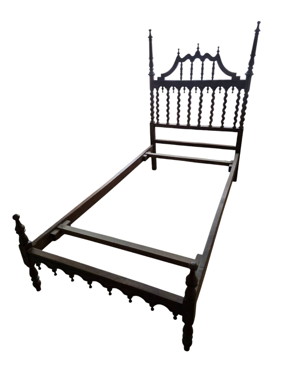Paire de lits en bois sculpté
