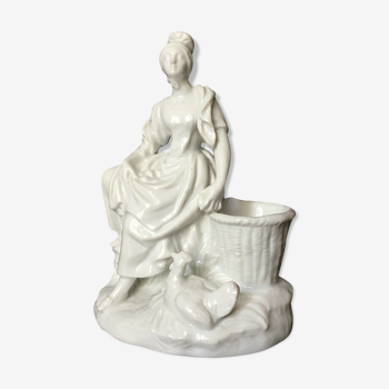 Vase sujet porcelaine blanche jeune femme au poulailler