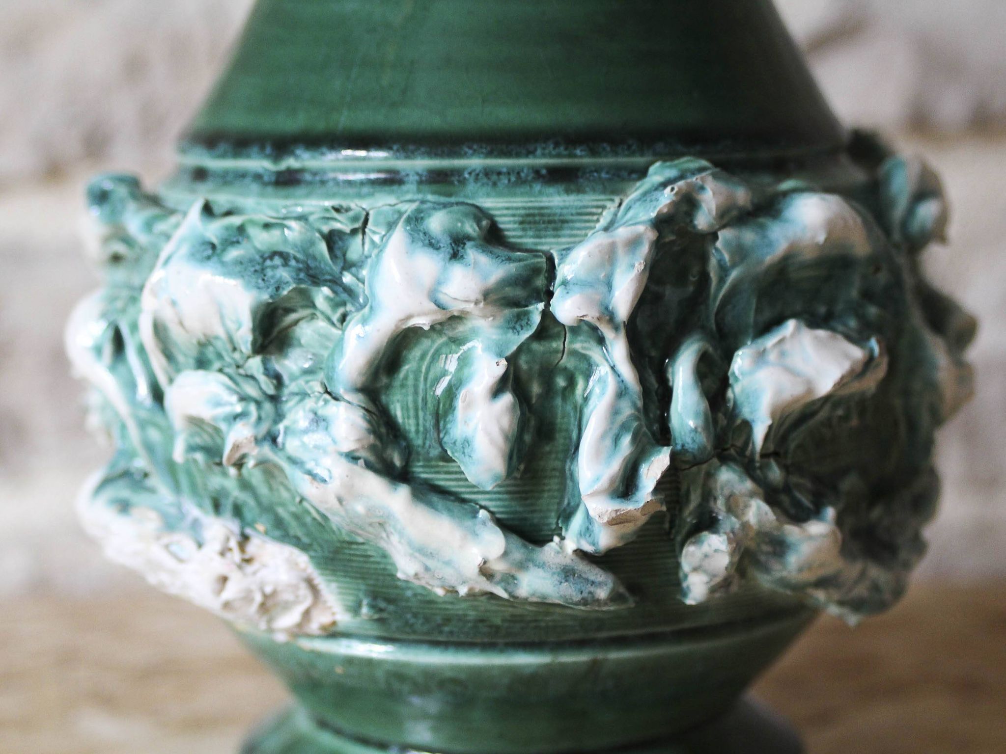 Vase en céramique à décor en barbotine