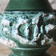 Vase en céramique à décor en barbotine
