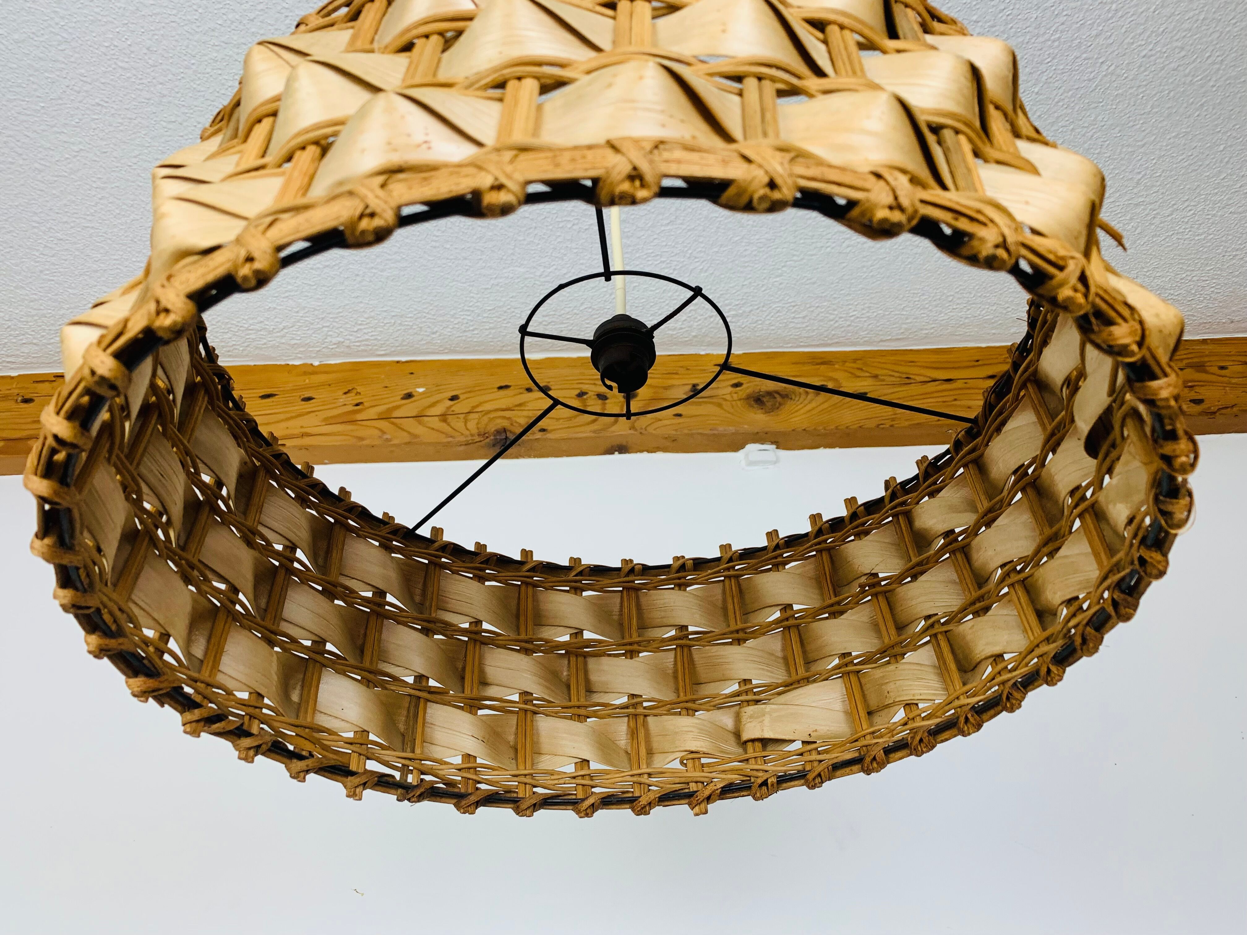 Suspension rattan and palm leaves chic jungle style