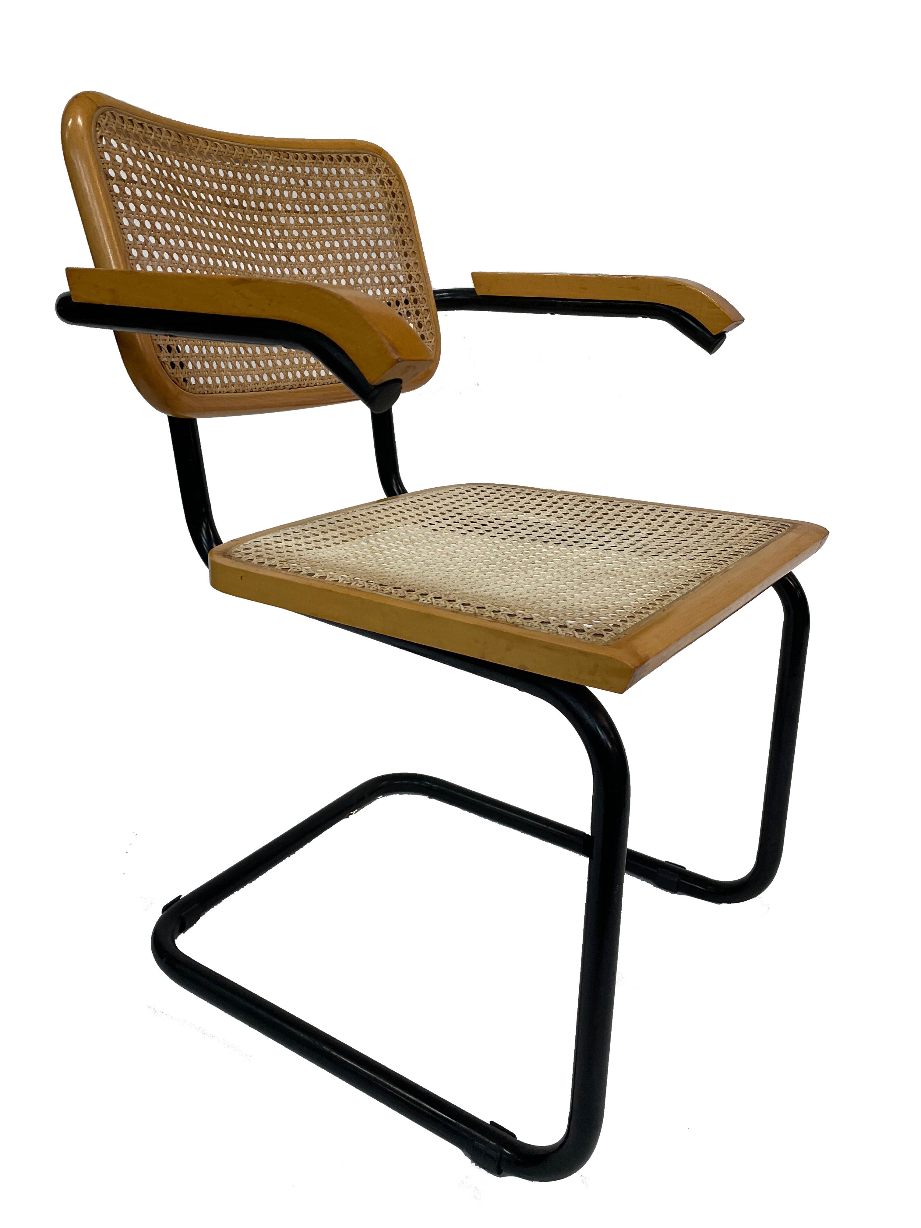 Chaise modèle Cesca conçue par Marcel Breuer avec accoudoirs à structure noire