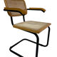 Chaise modèle Cesca conçue par Marcel Breuer avec accoudoirs à structure noire