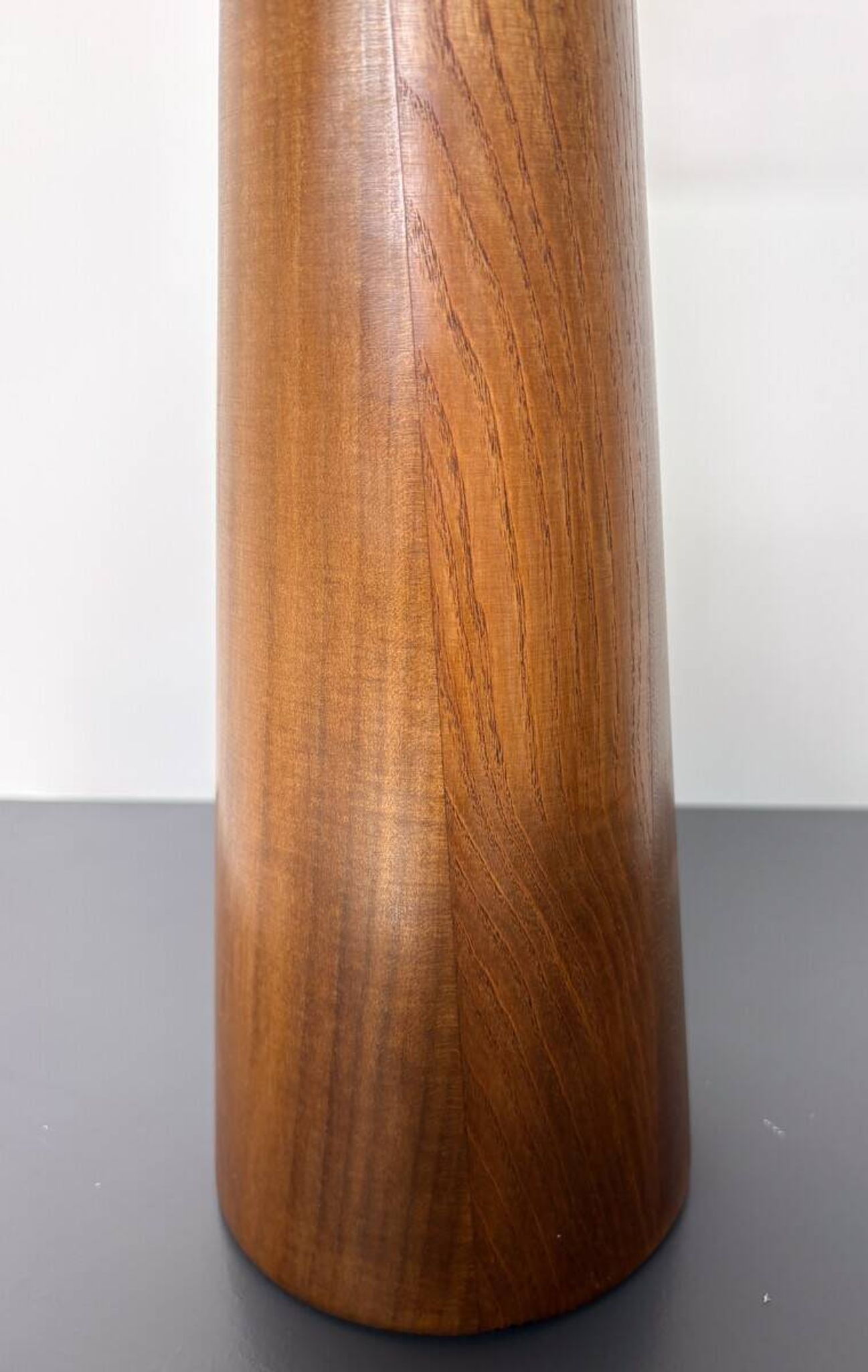 Paire de lampes de table modernes coniques en bois, Italie