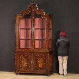 Élégante vitrine marquetée hollandaise du XXe siècle