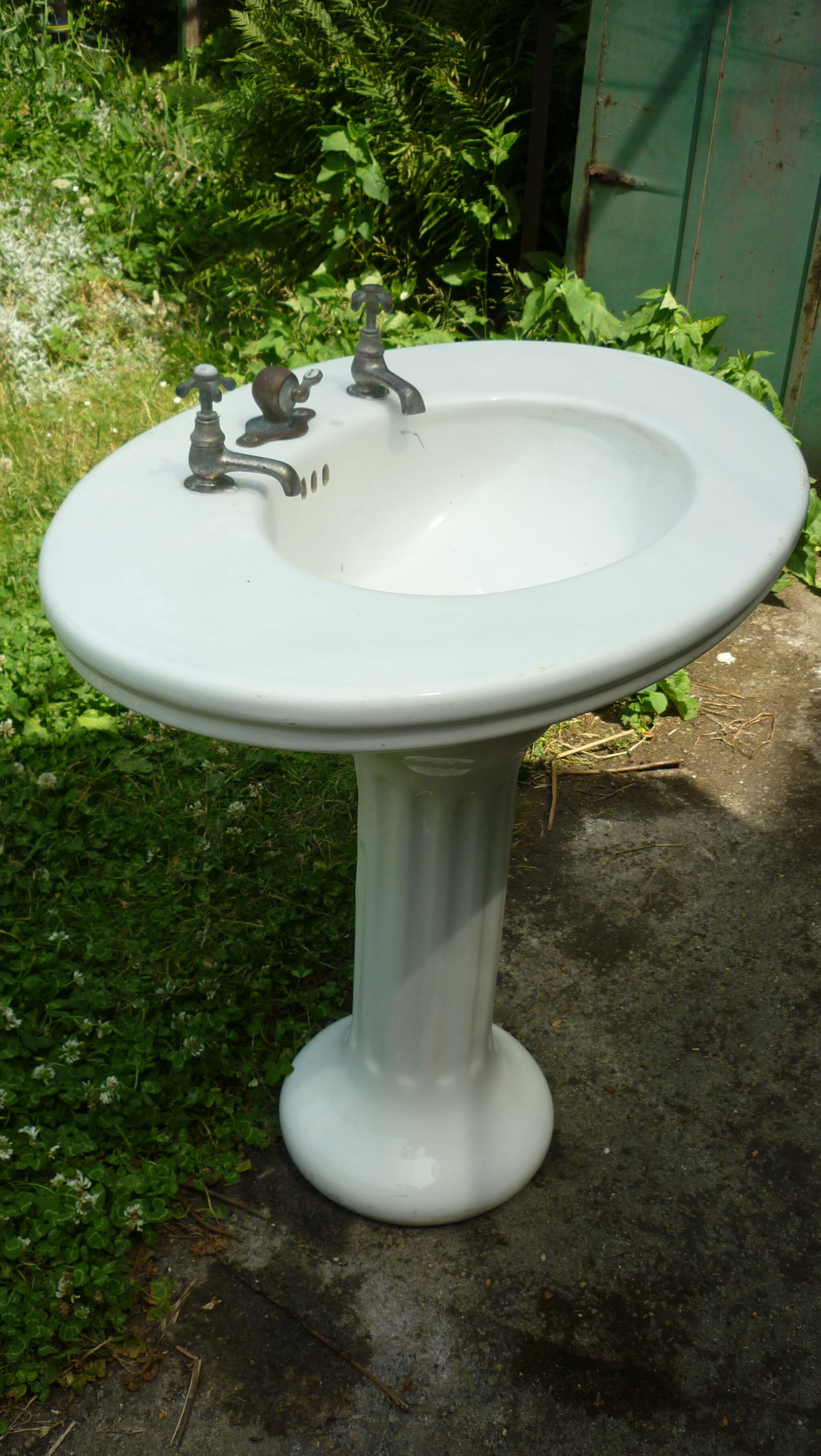 Art Deco washbasin of the Parisian palace Le Lutécia