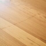 Longue table en pin canadien avec pieds noirs