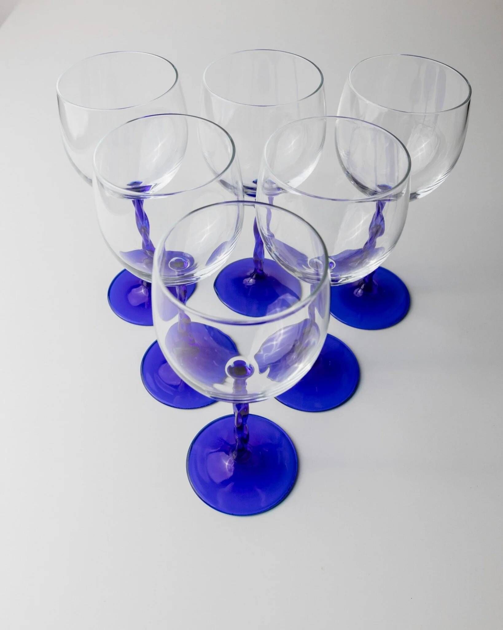 Six cobalt blue Murano glass wine glasses with twisted stems, 1970s Italy, elegant clear bowls
