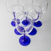 Six cobalt blue Murano glass wine glasses with twisted stems, 1970s Italy, elegant clear bowls