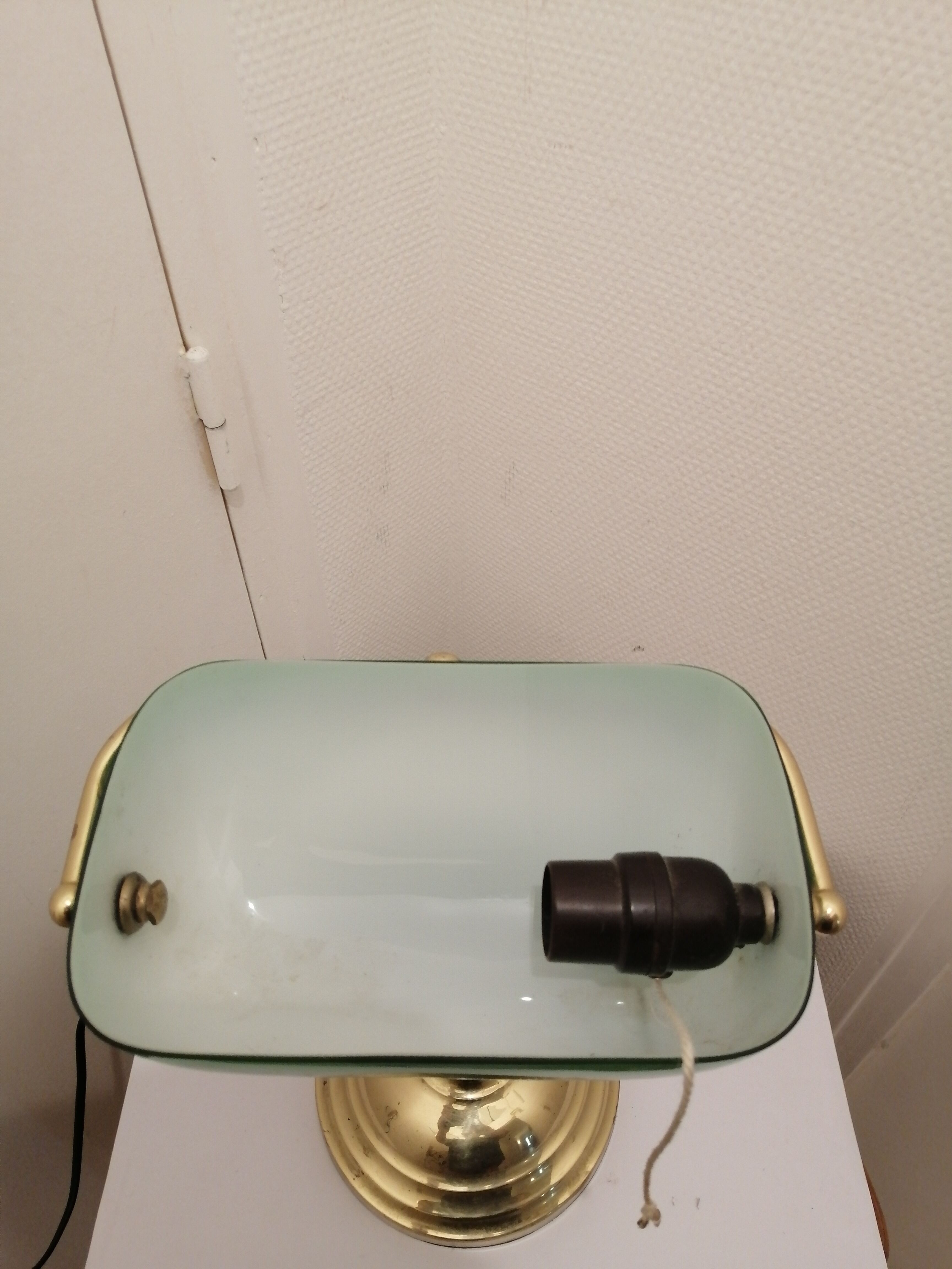 lampe de bureau en métal doré  avec verre en opaline orientable