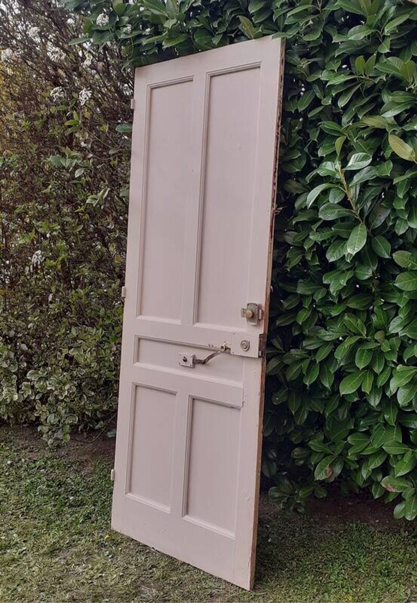 Porte d’entrée pleine ancienne en bois massif