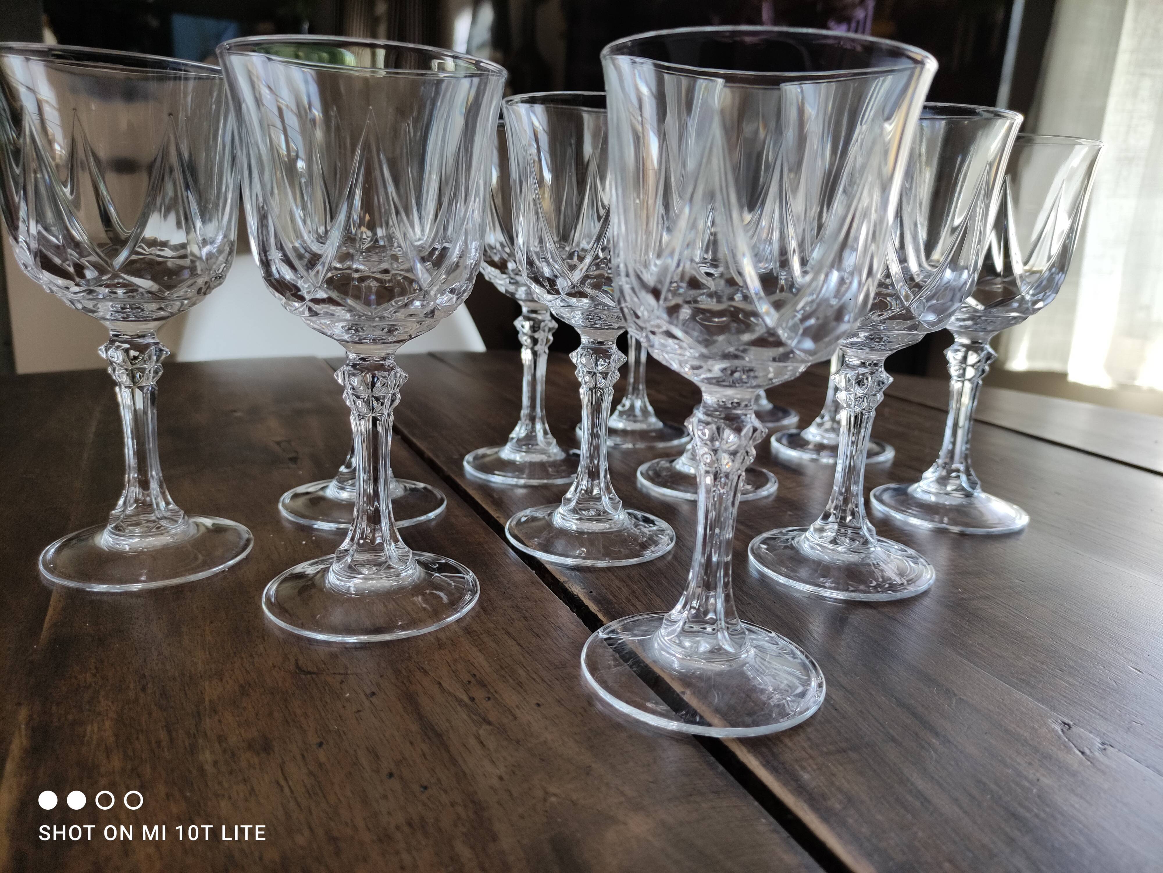 Lot de 12 verres à vin blanc en cristal ciselé