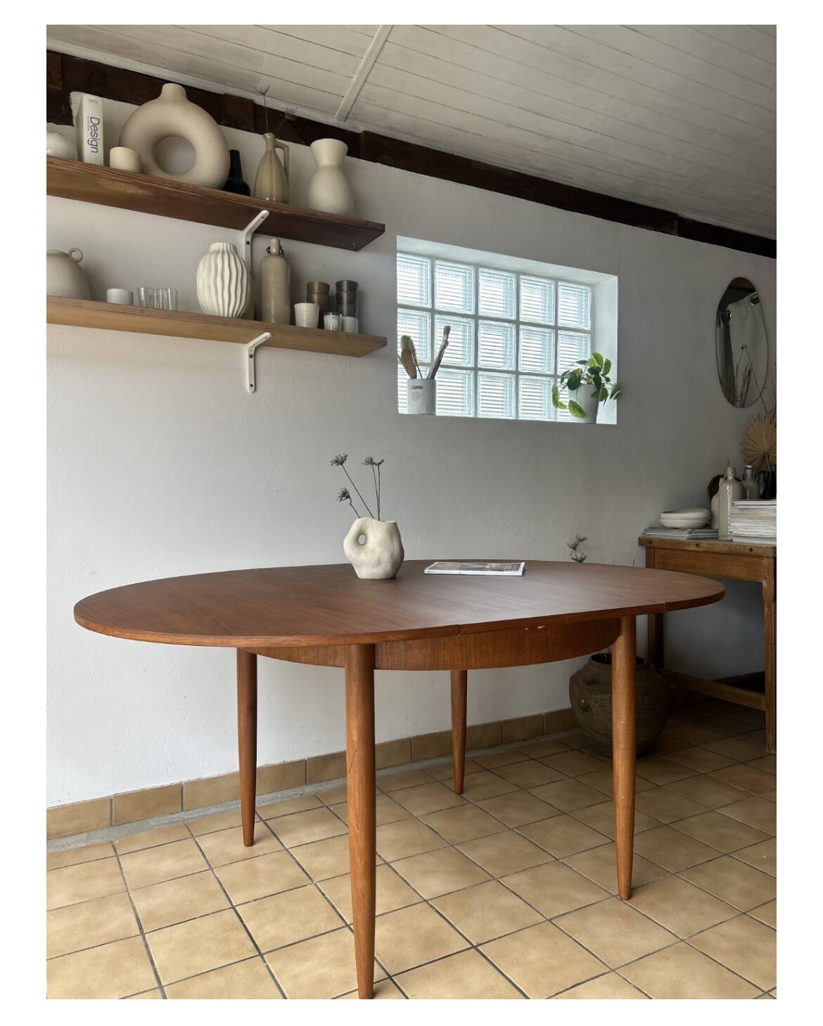 Extendable round table from the 1960s