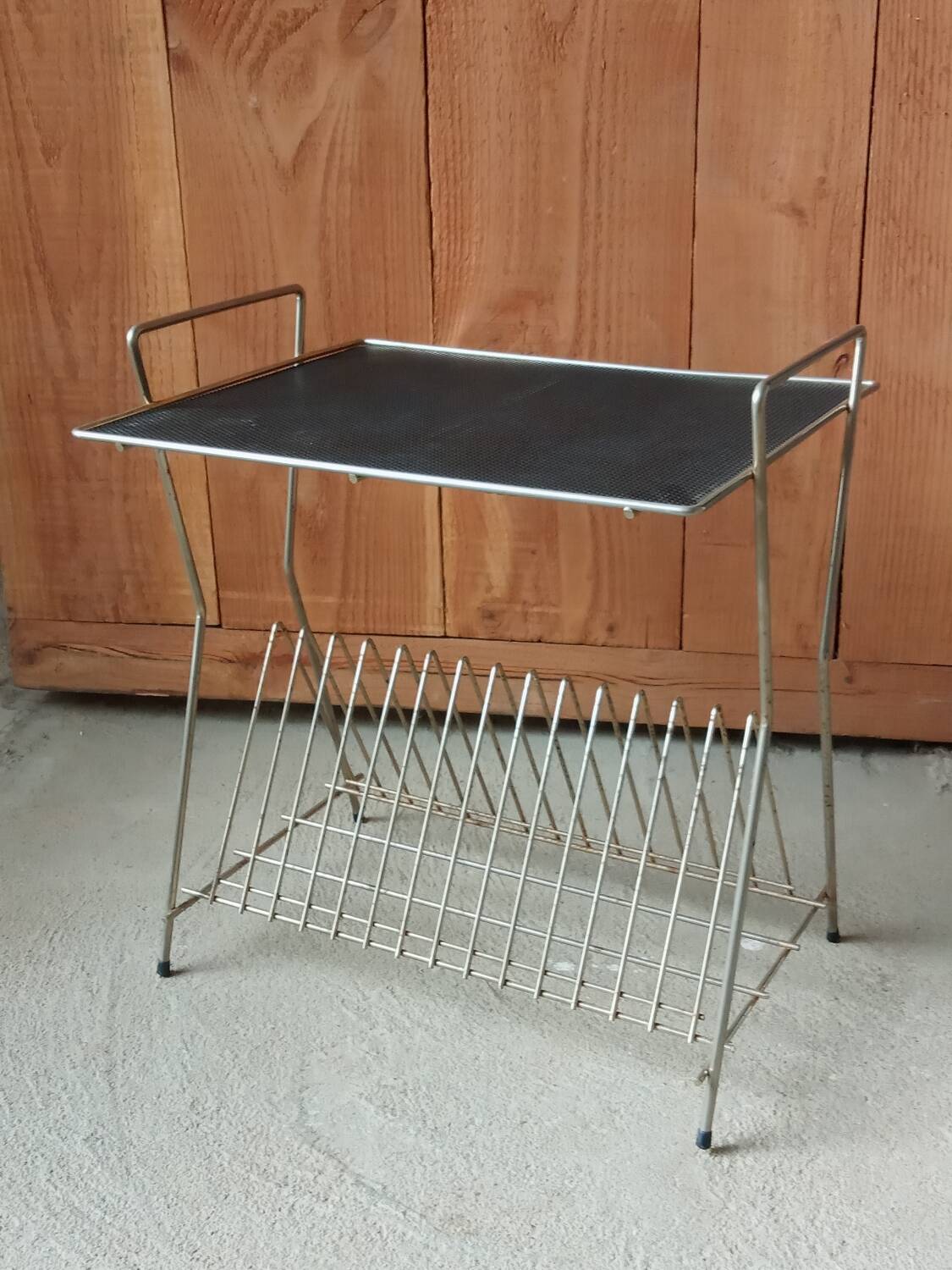 Table porte vinyle en metal perforé