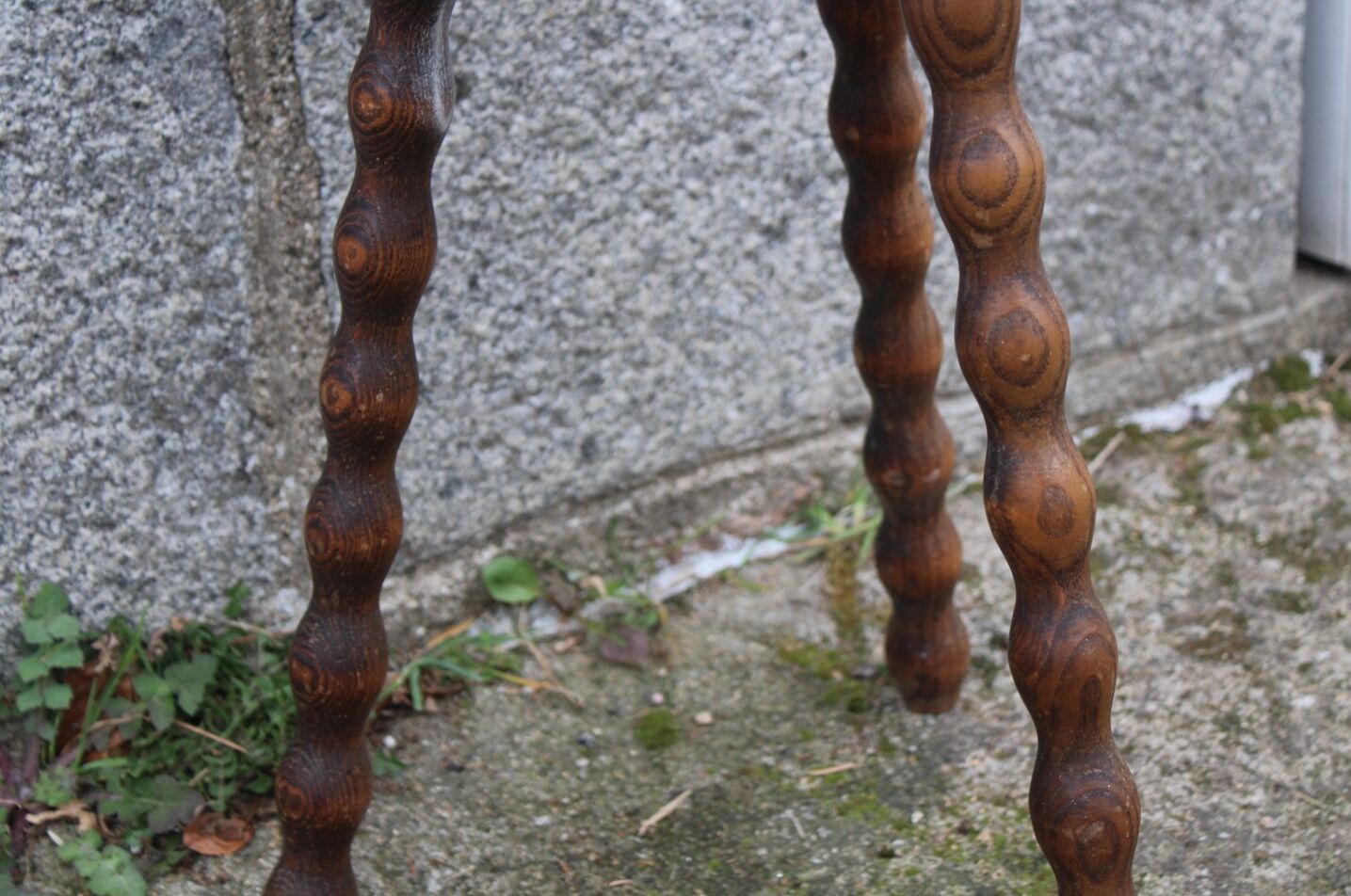 Tripod stool with bumped feet