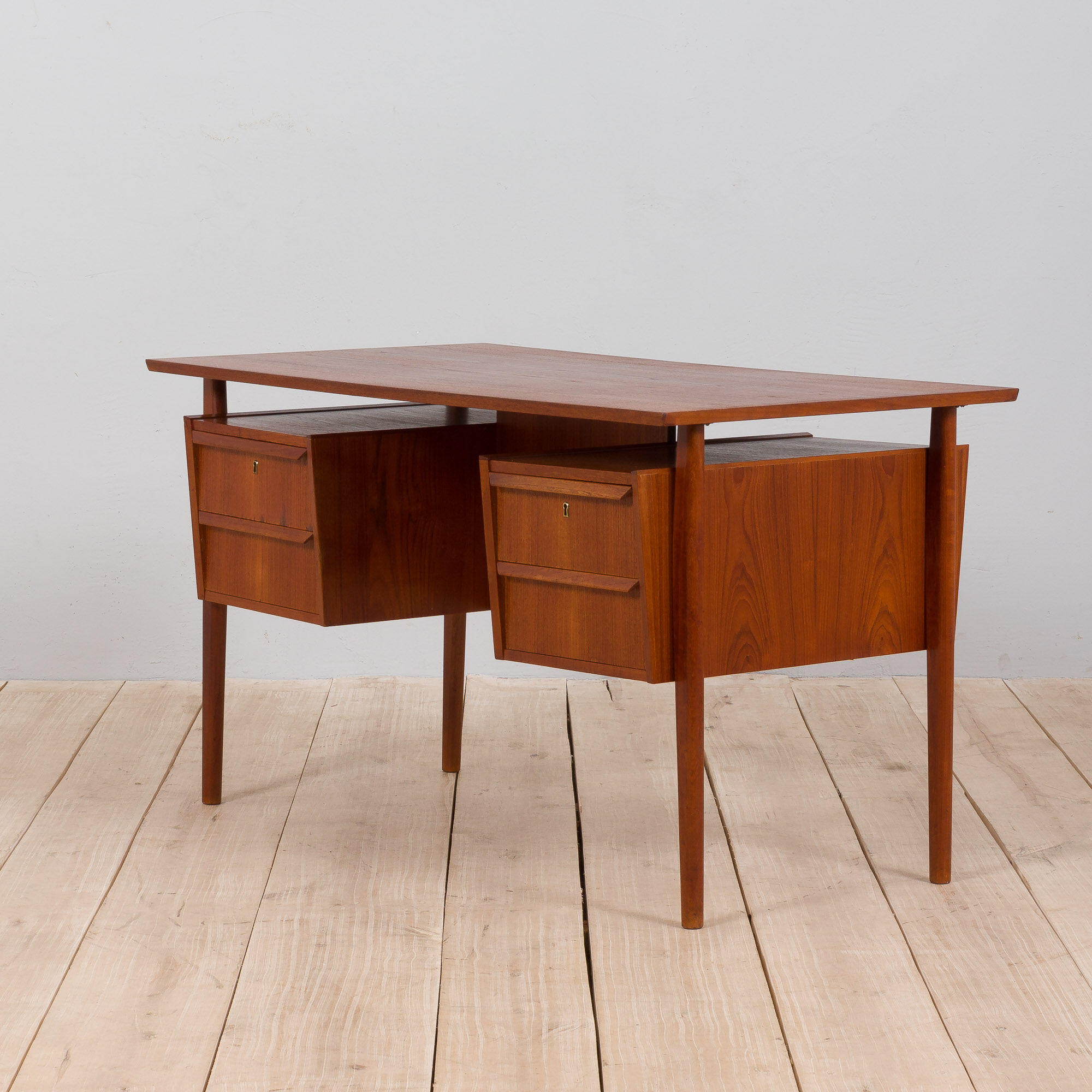 Danish mid century modern teak desk in teak with 4 drawers, 1960s