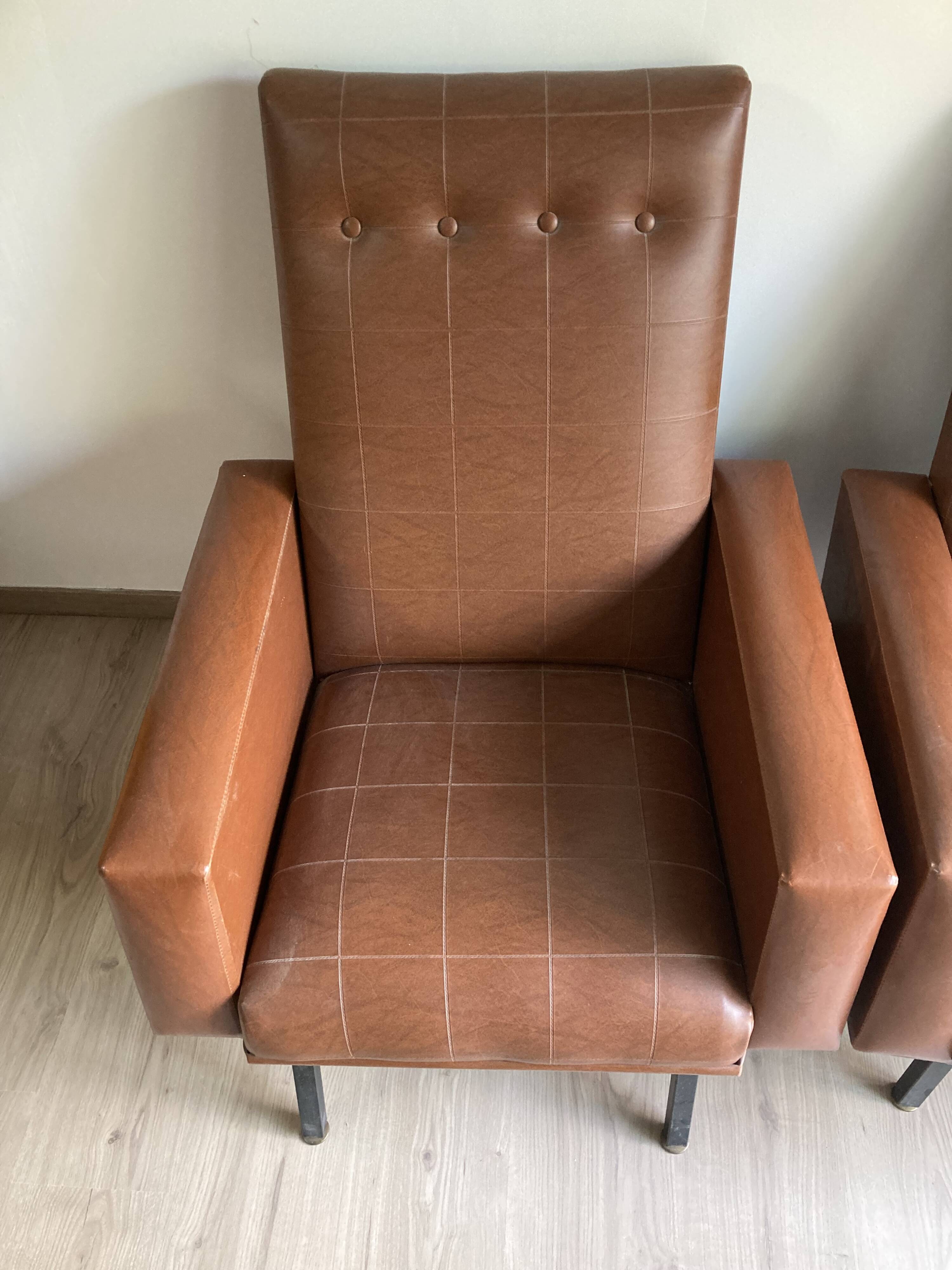 Paire de fauteuils en skai marron vintage annees 50