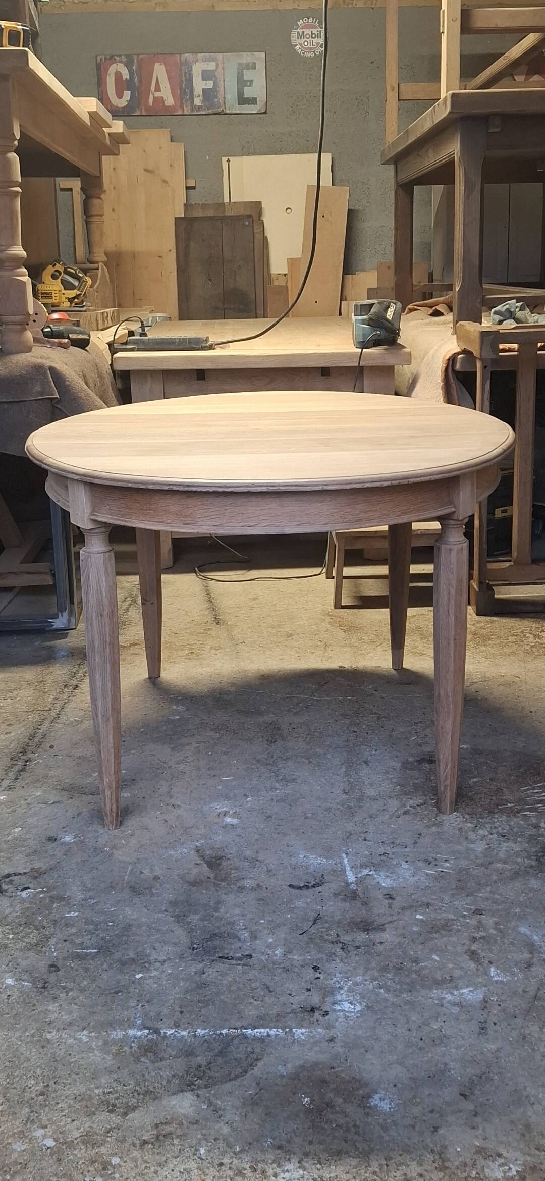 Extendable oval table