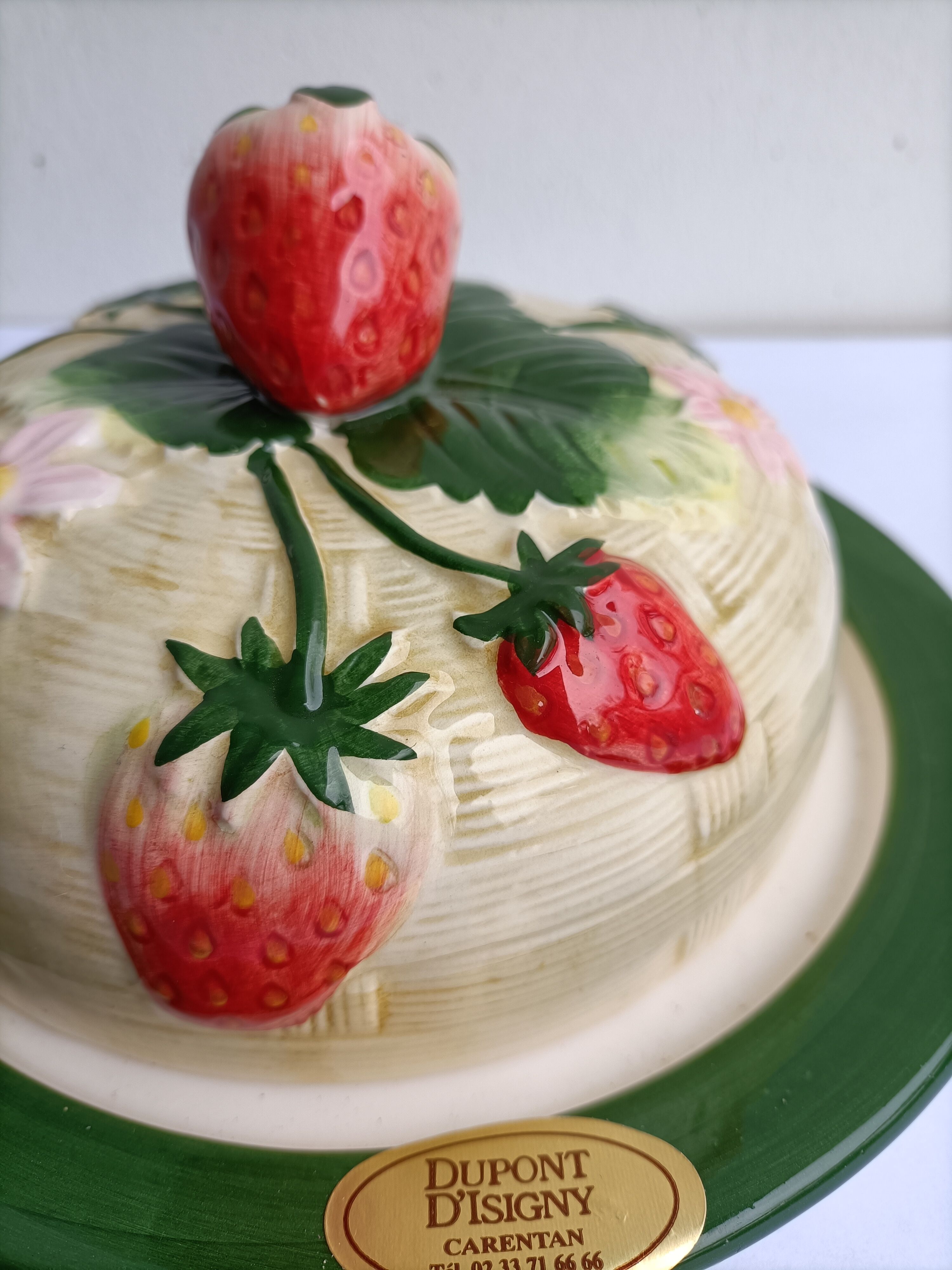 Beurrier vintage en porcelaine décoration fraises