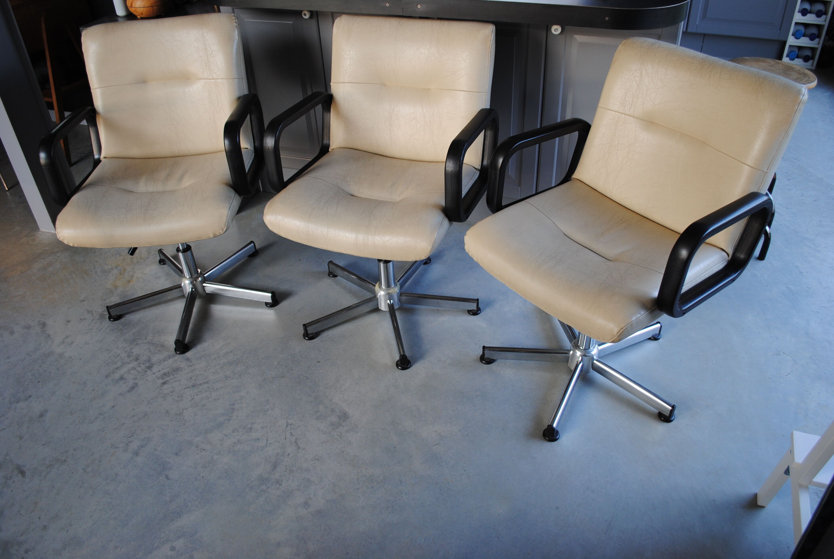 Lot de 3 fauteuils de bureau en cuir année 70
