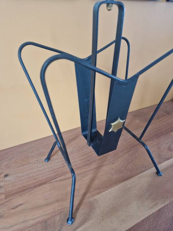 Jacques Adnet (1900-1984) - Black lacquered metal and brass magazine rack