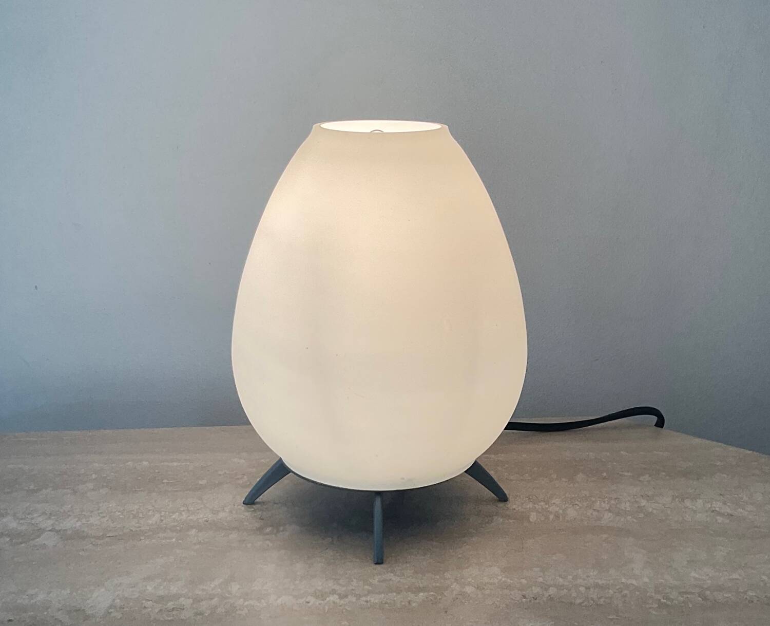 Lampe tripode en opaline et métal