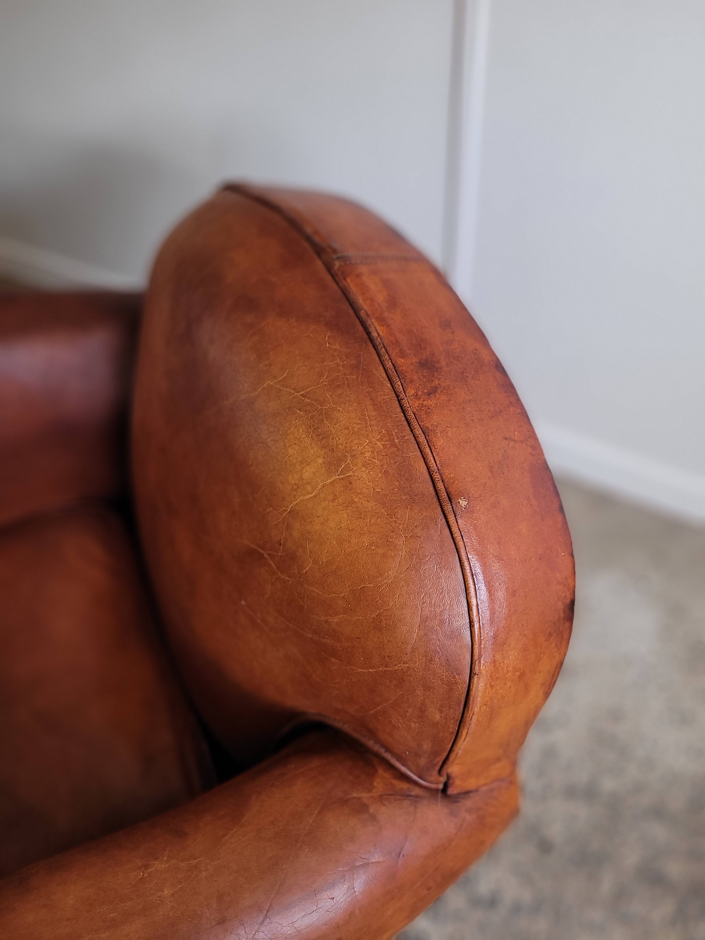 Fauteuil club en cuir patiné