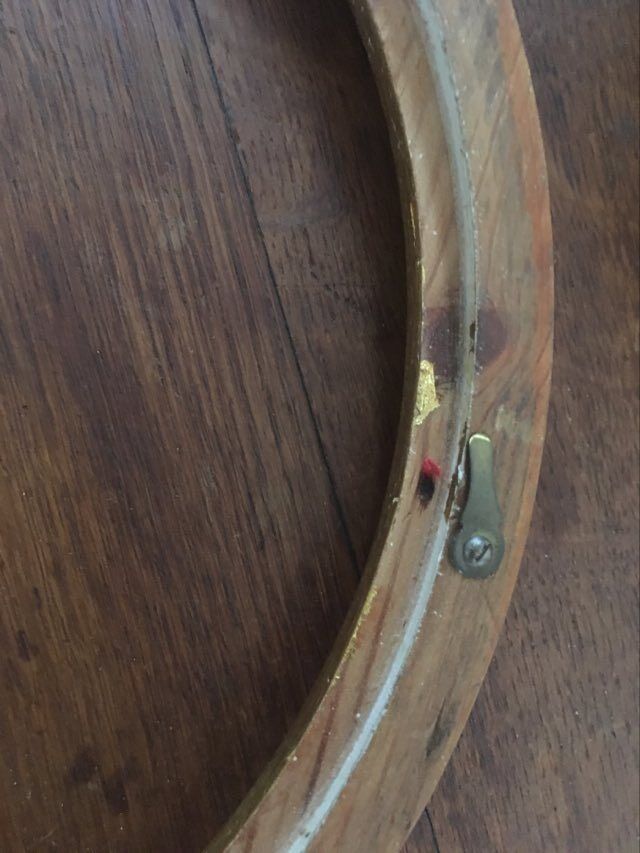 Round frames in gilded wood.