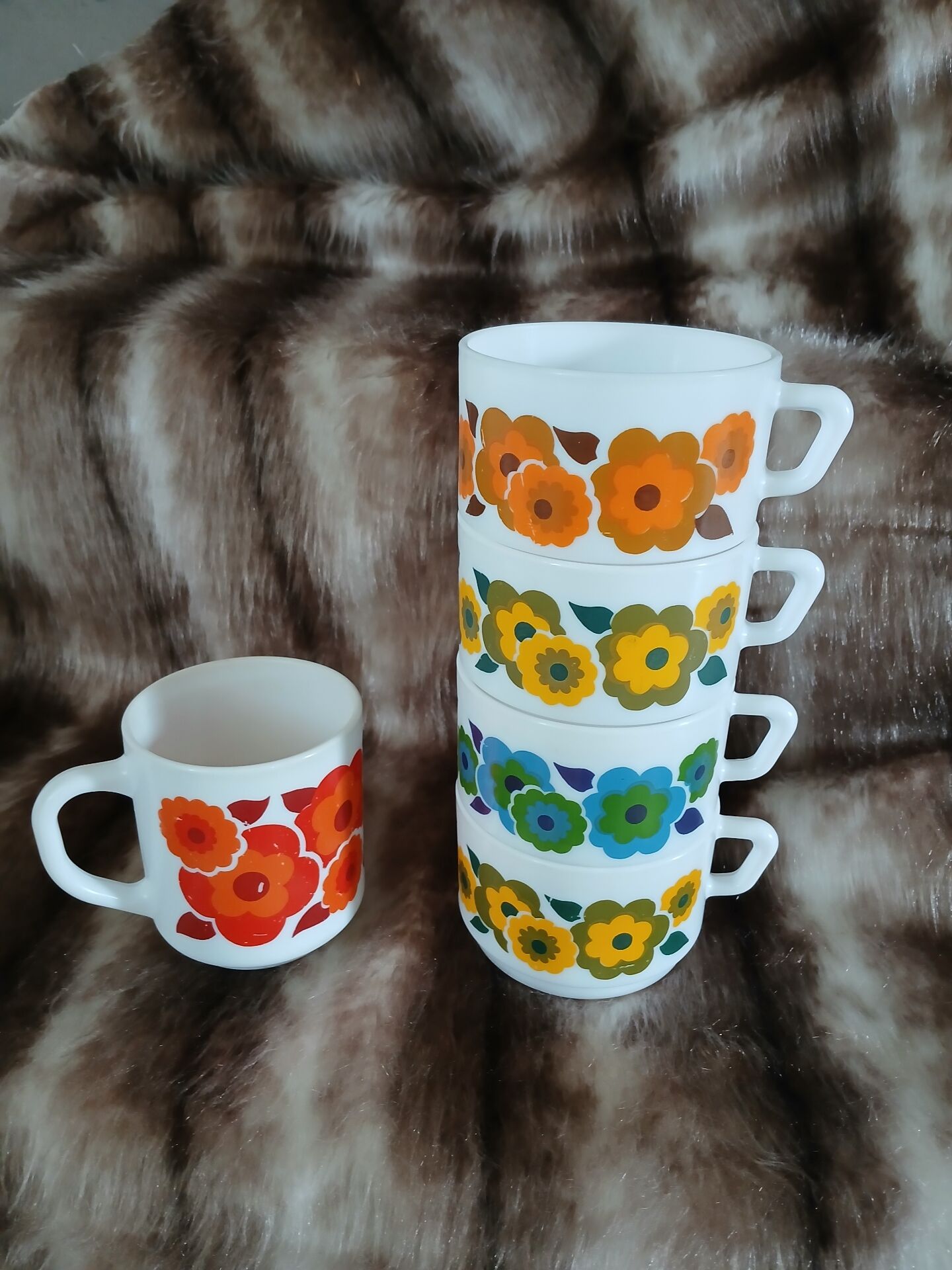5 vintage cups in Arcopal/Lotus