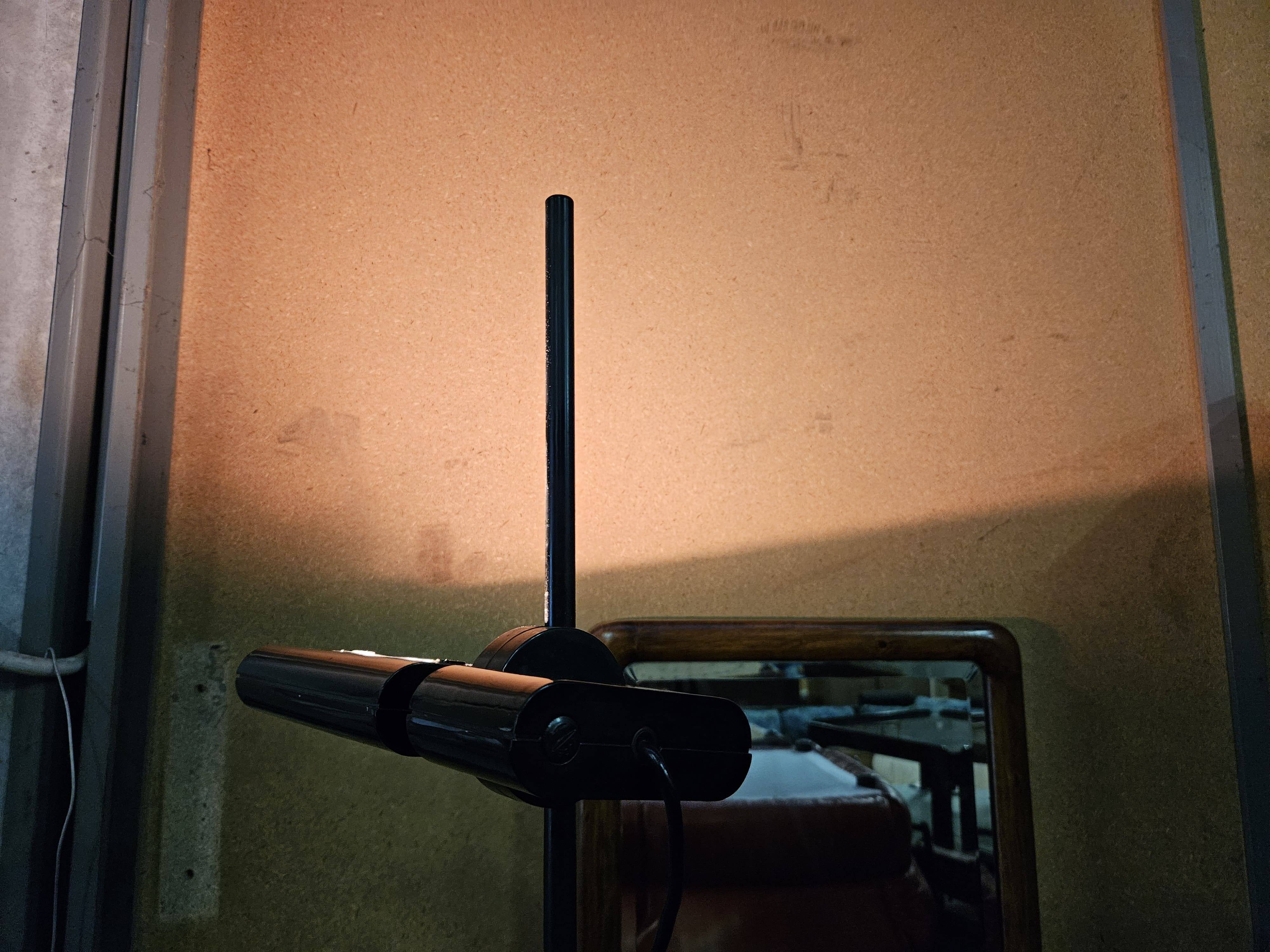 Lampadaire Aton conçu par Ernesto Gismondi en 1980 pour Artemide