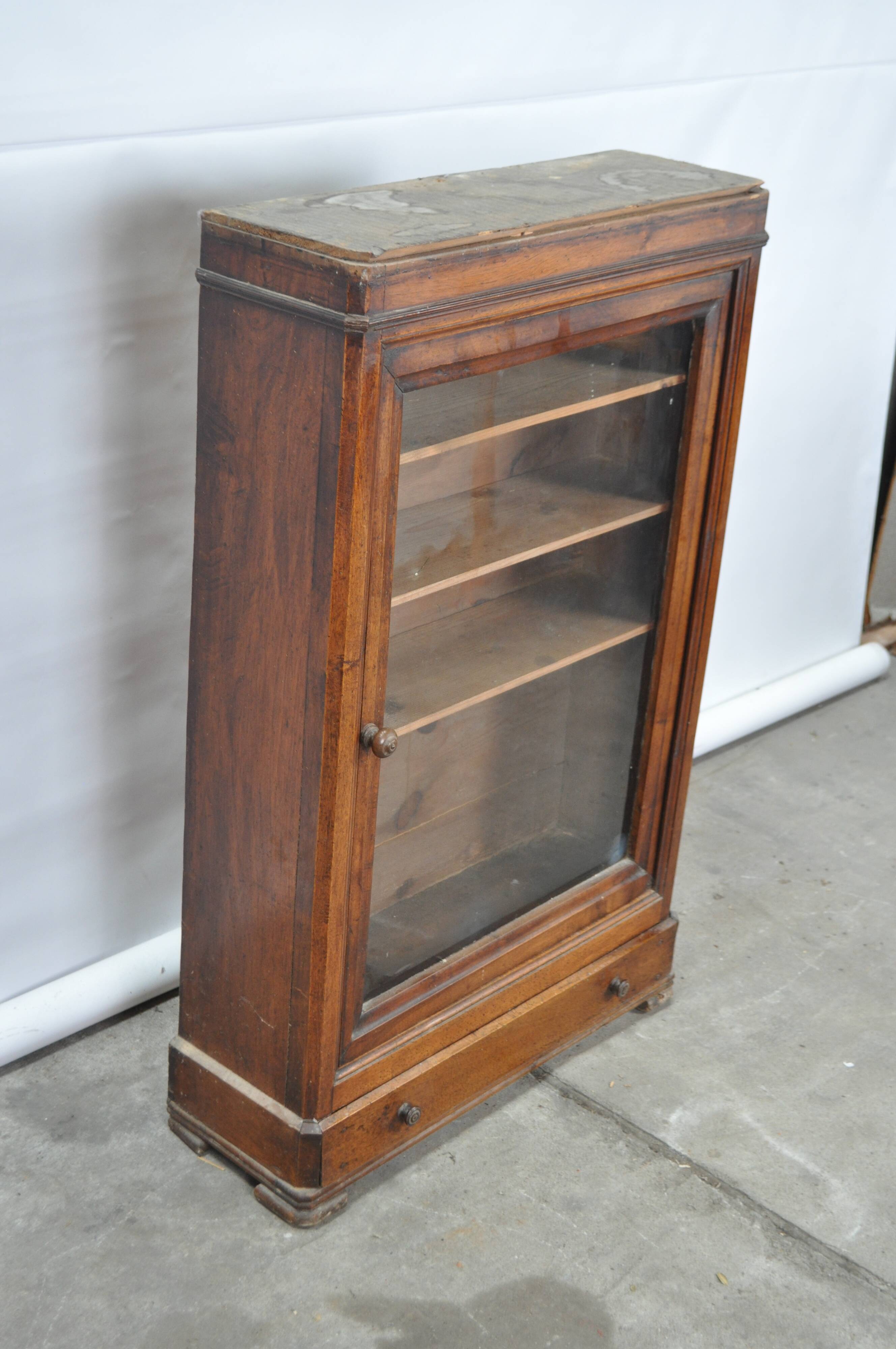 Showcase to stand