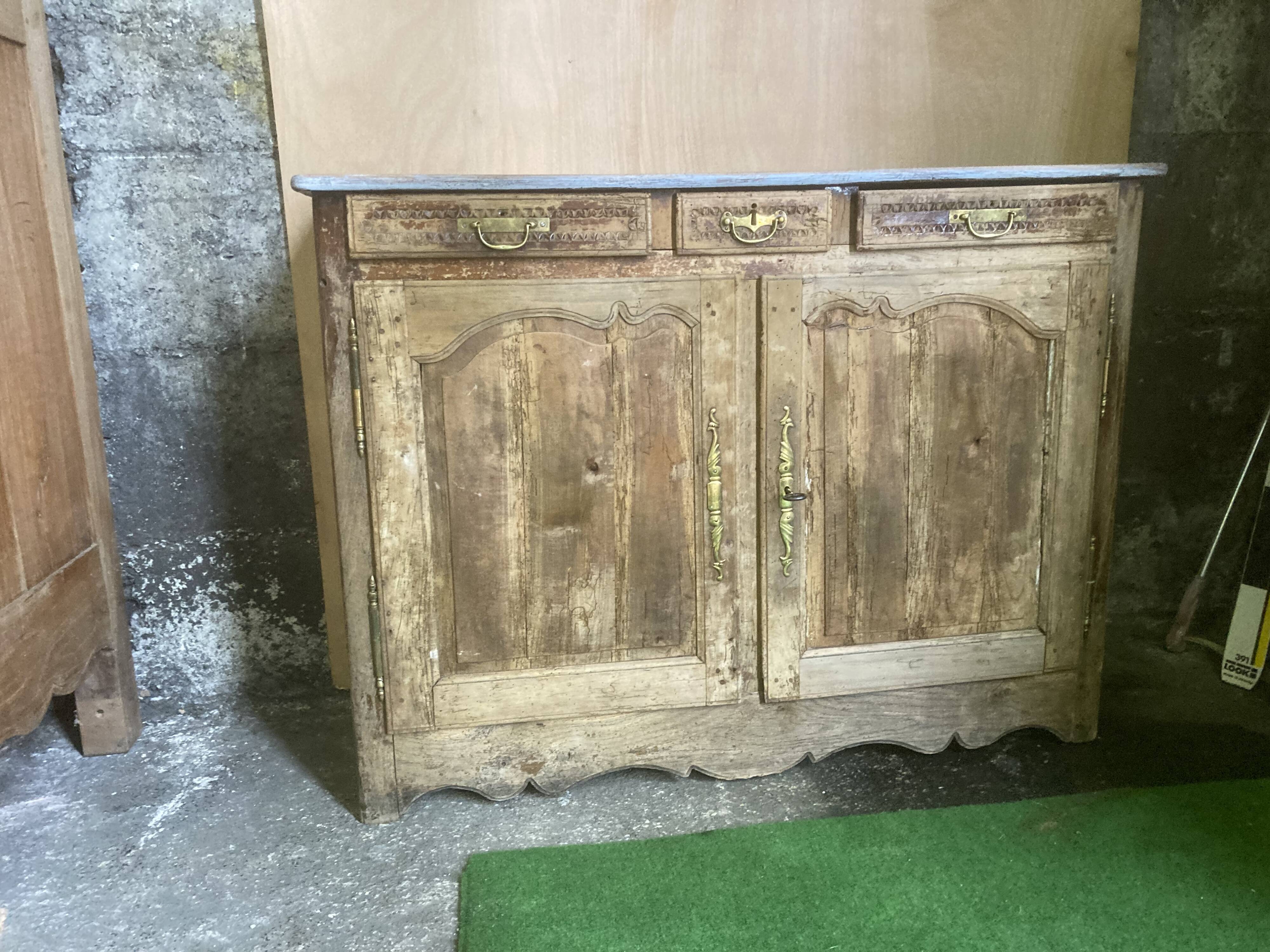 Buffet 18 th raw wood