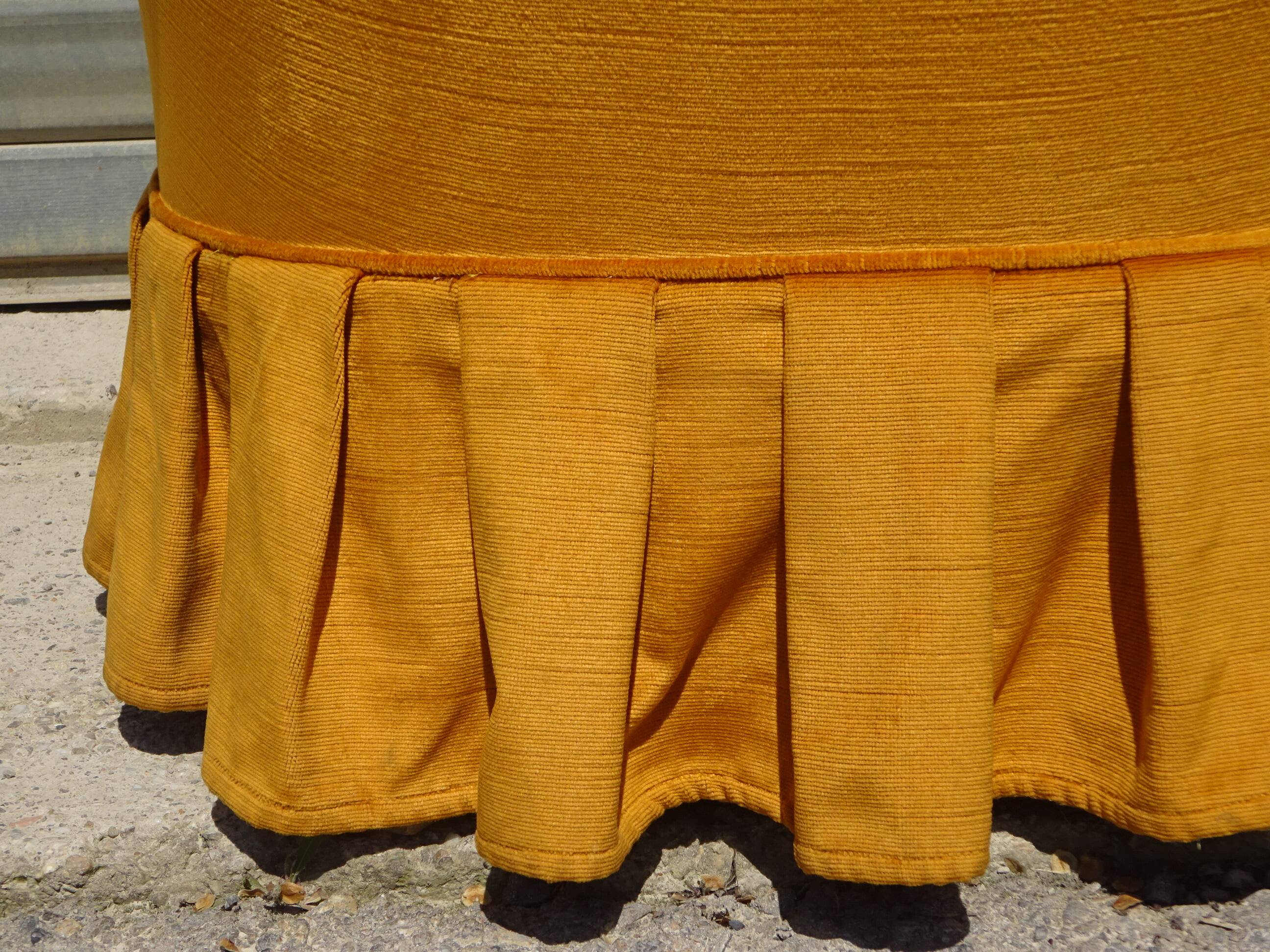 Fauteuil crapaud en velours jaune