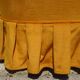 Fauteuil crapaud en velours jaune