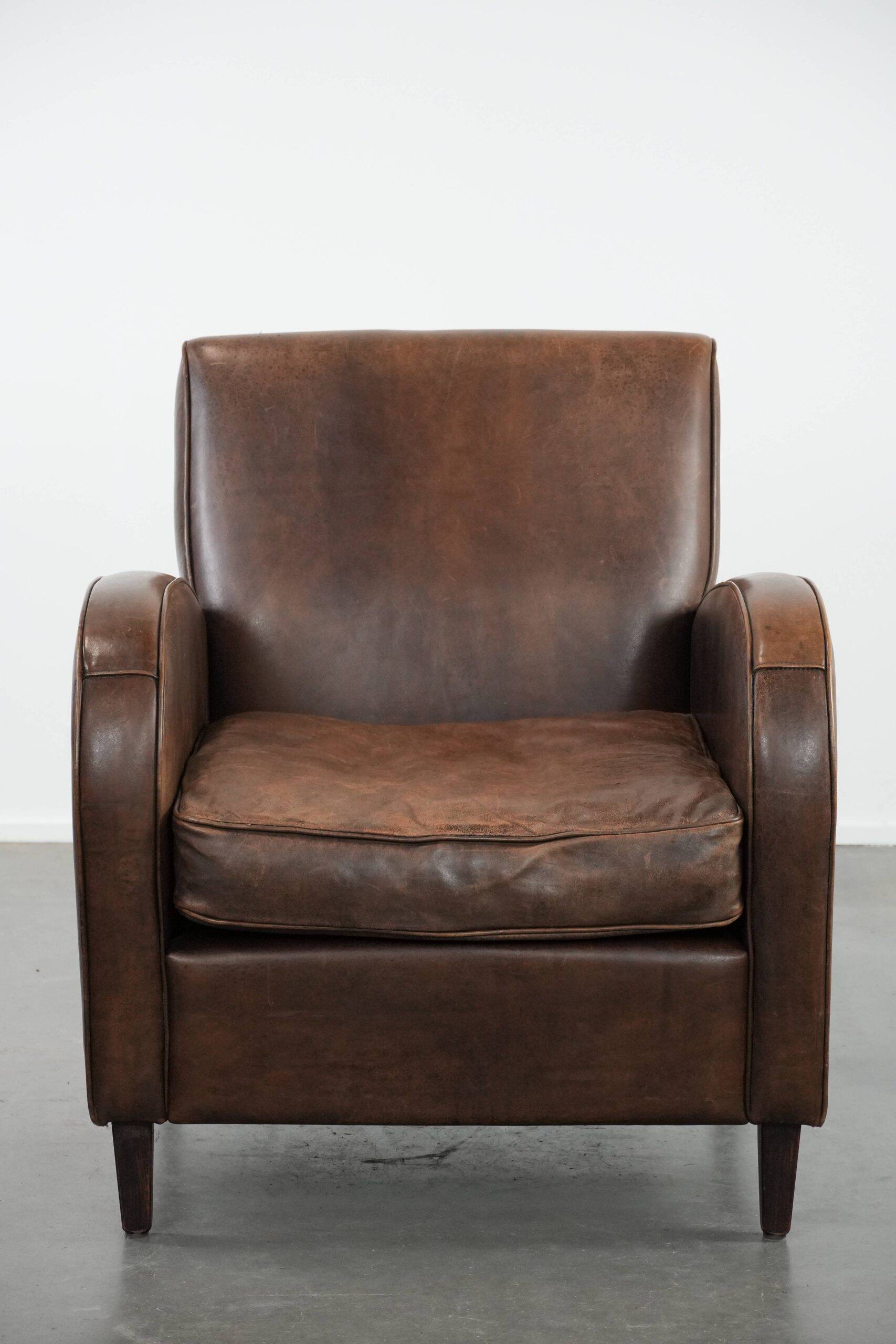 Fauteuil en cuir de mouton élégant et stylé avec un design épuré.