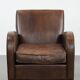 Fauteuil en cuir de mouton élégant et stylé avec un design épuré.