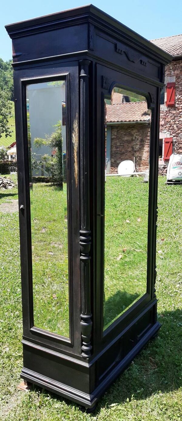 Armoire de couturière avec miroirs triptyques biseautés. (Armoire à glaces)