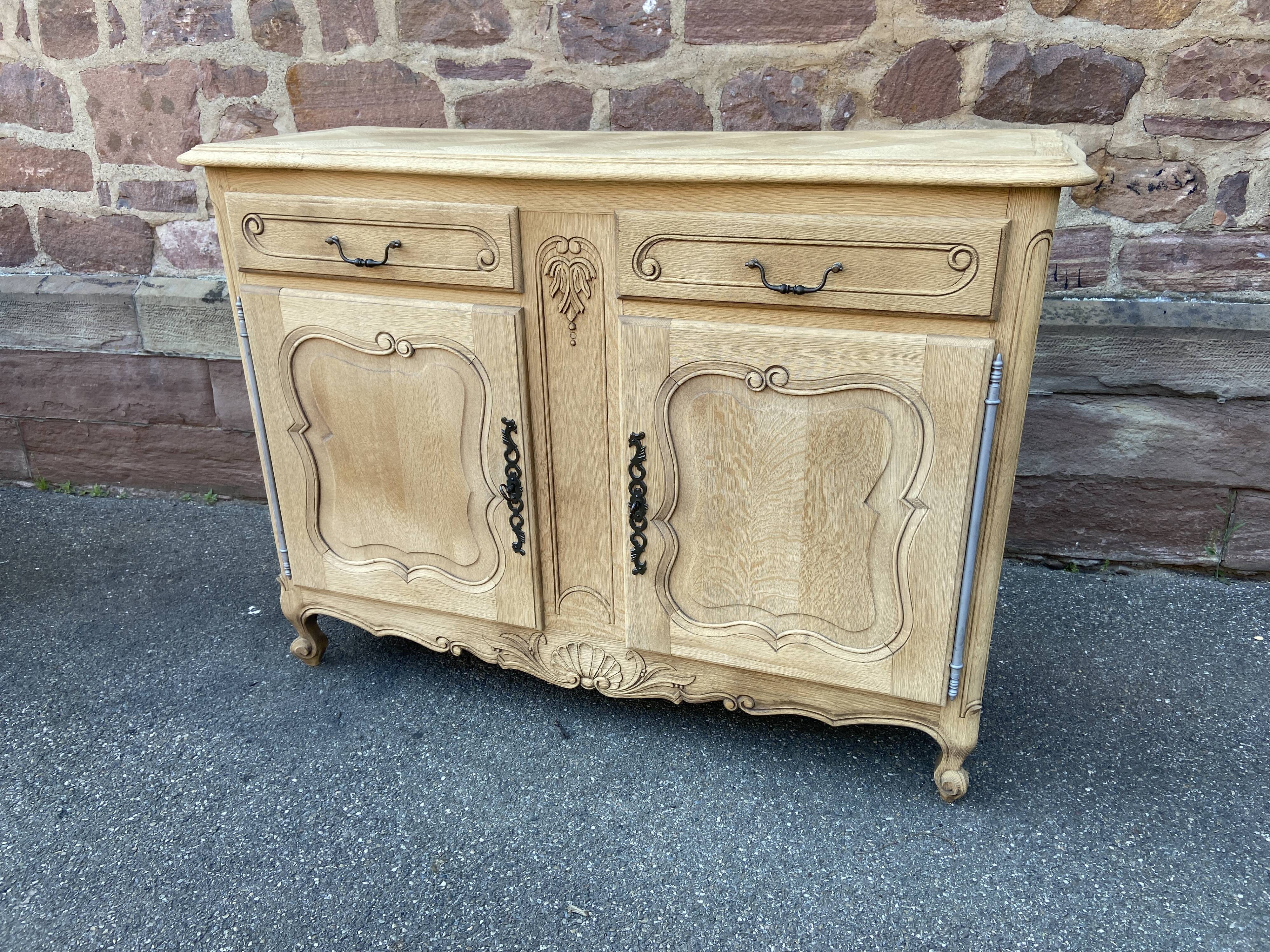 Buffet Baroque Louis XV in natural oak