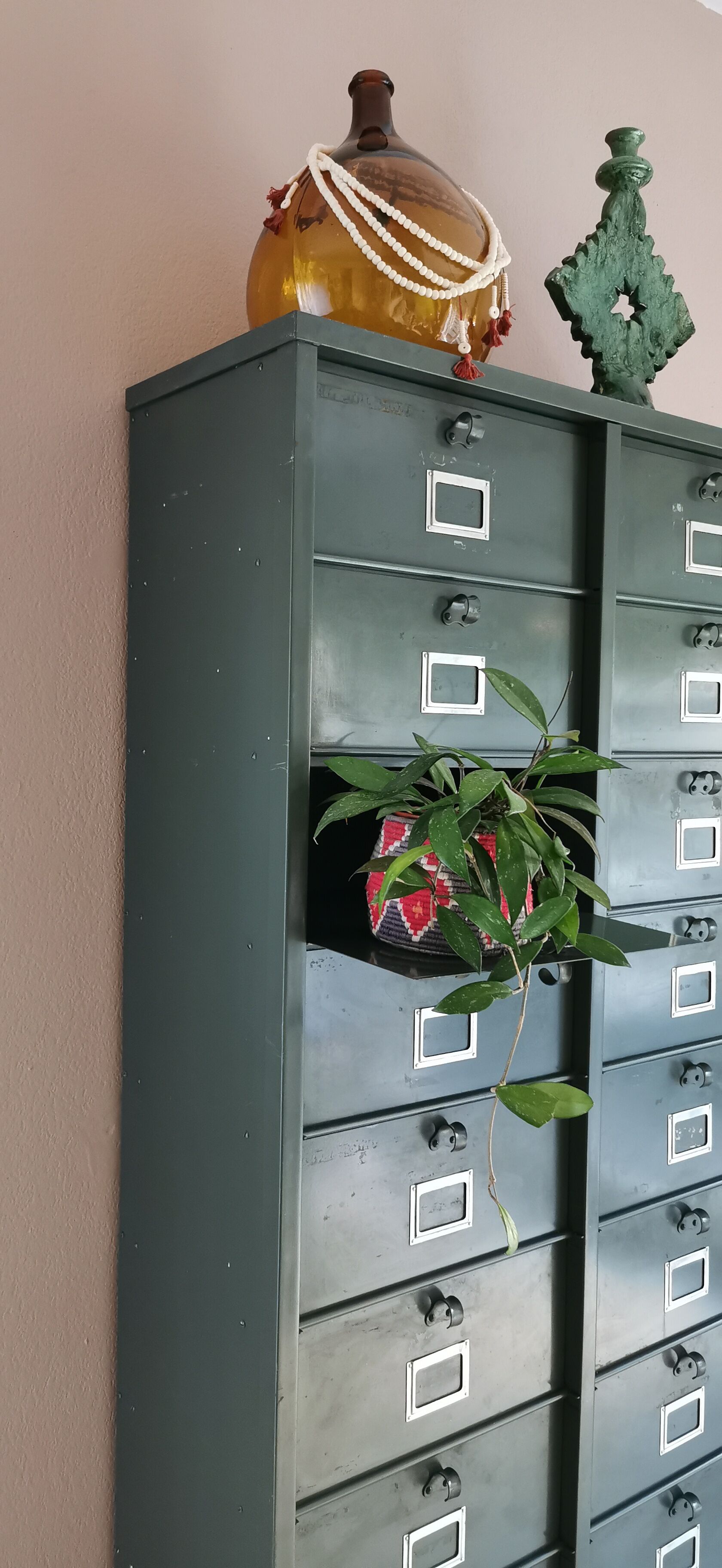 Strafor metal valve cabinet