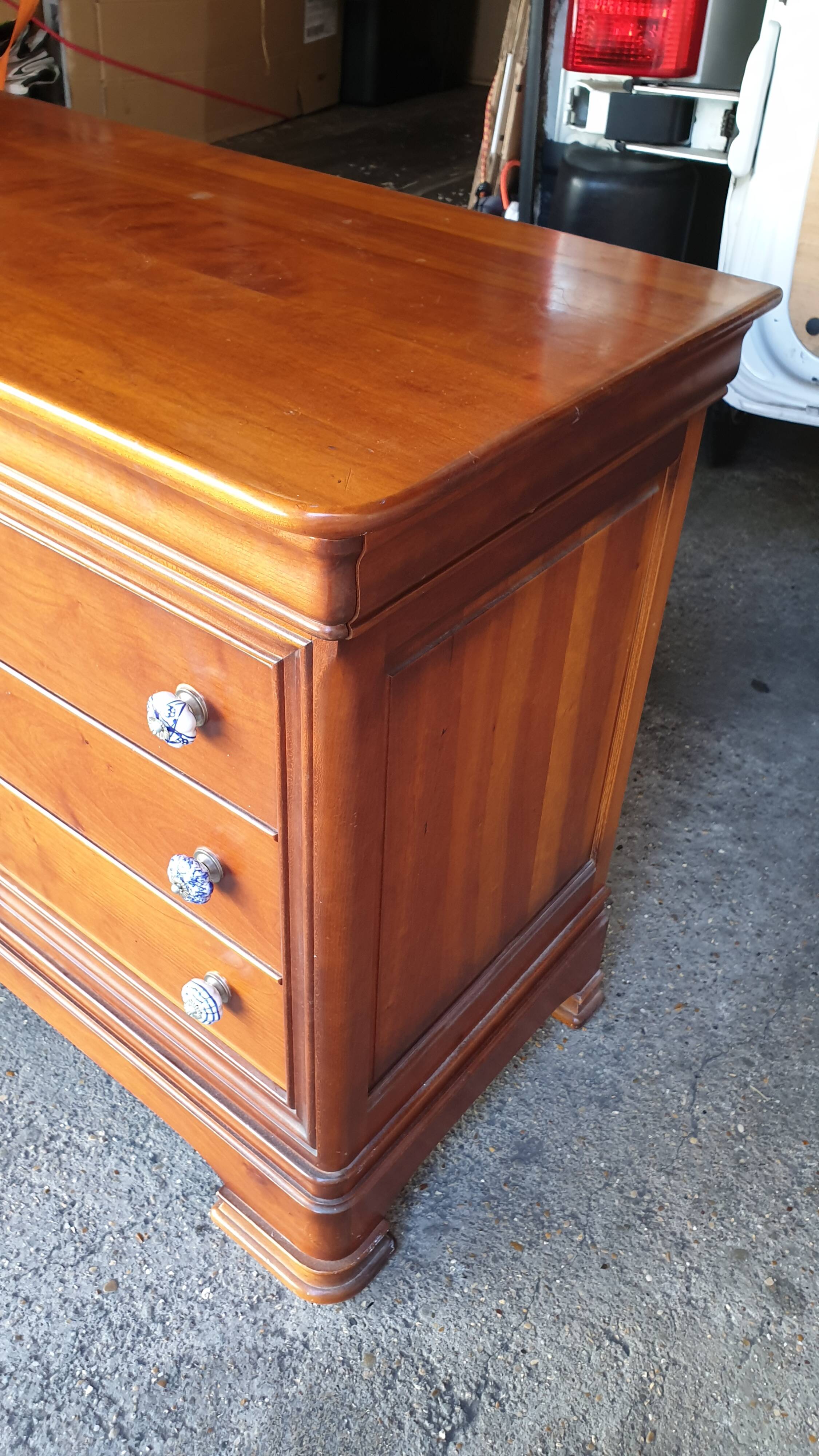 Commode louis Philippe à doucine 4 tiroirs merisier.