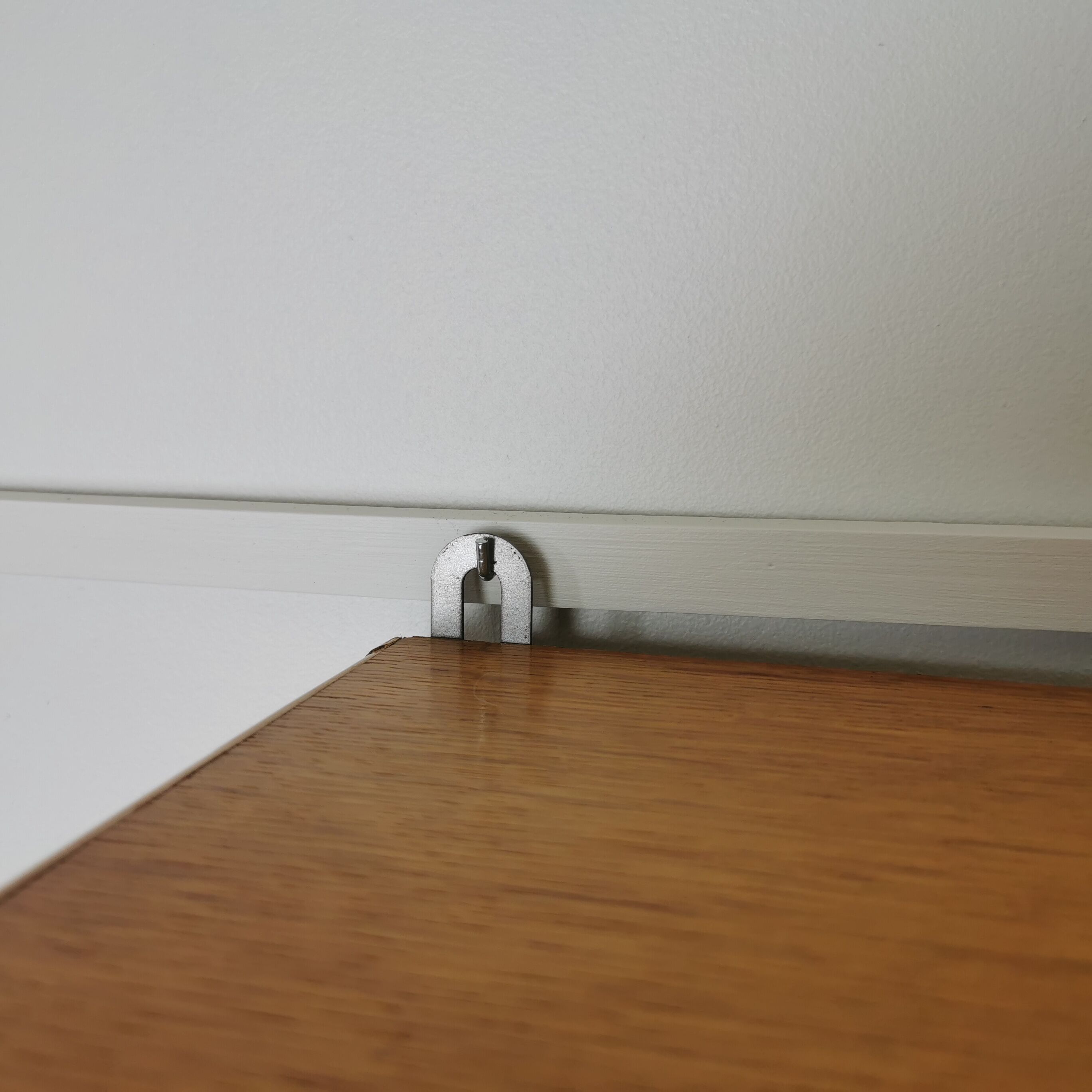 Rattan wall display case 60'