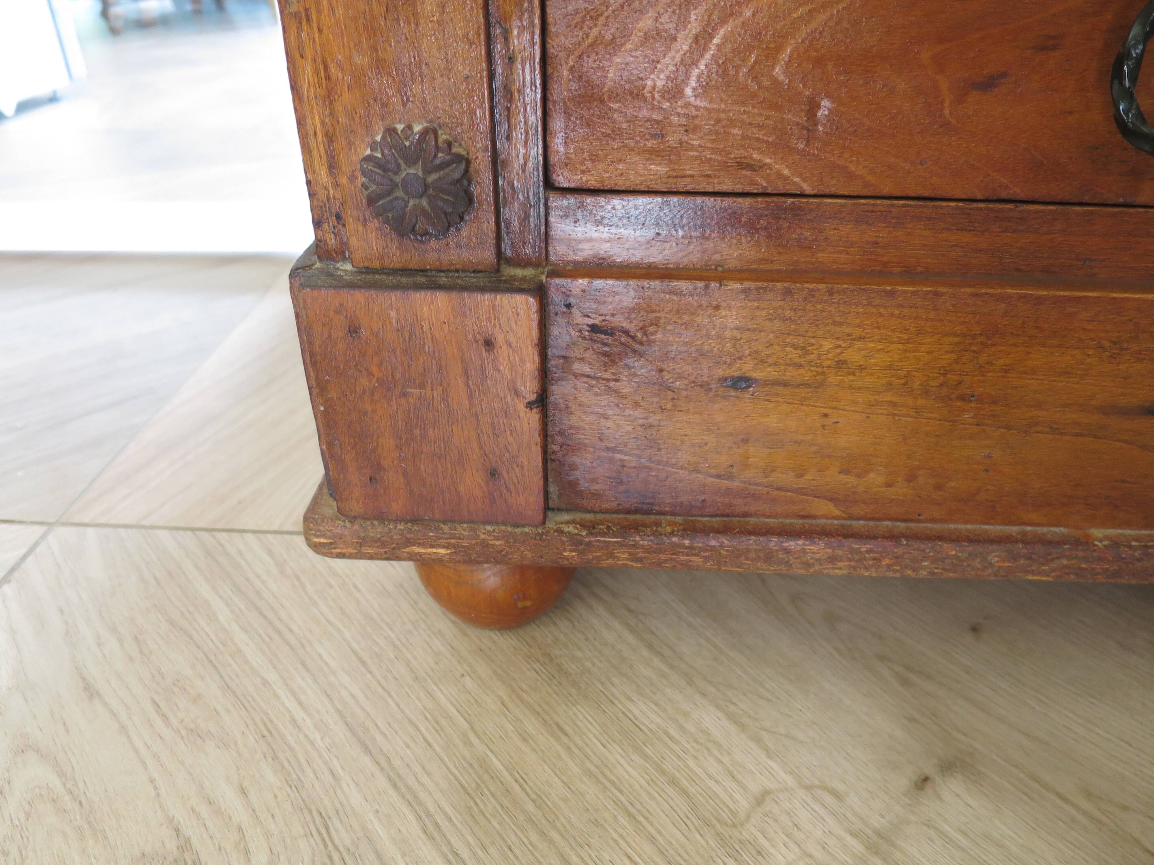 Commode 4 tiroirs en bois massif, début XXème s.