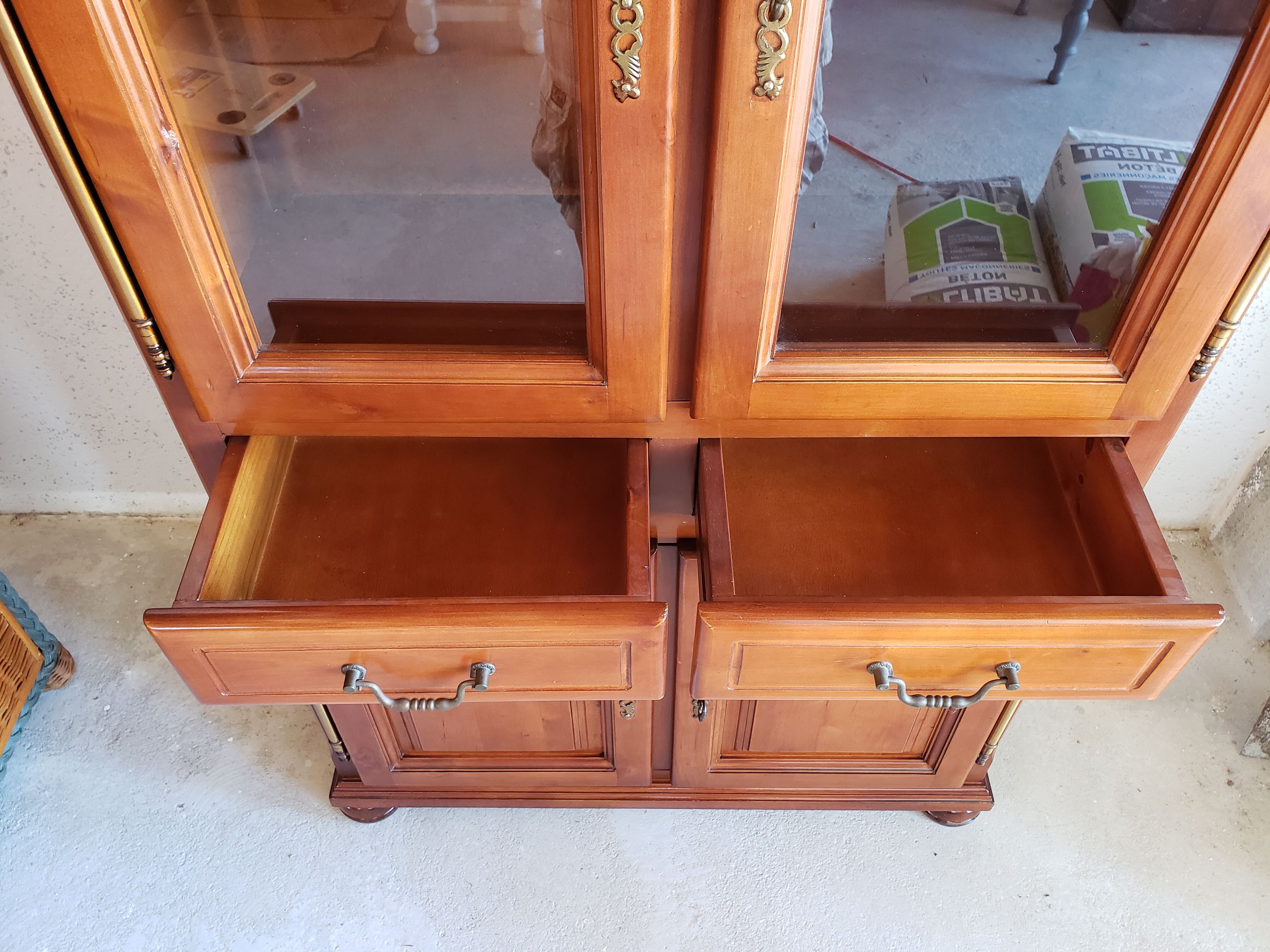 Display cabinet in alder