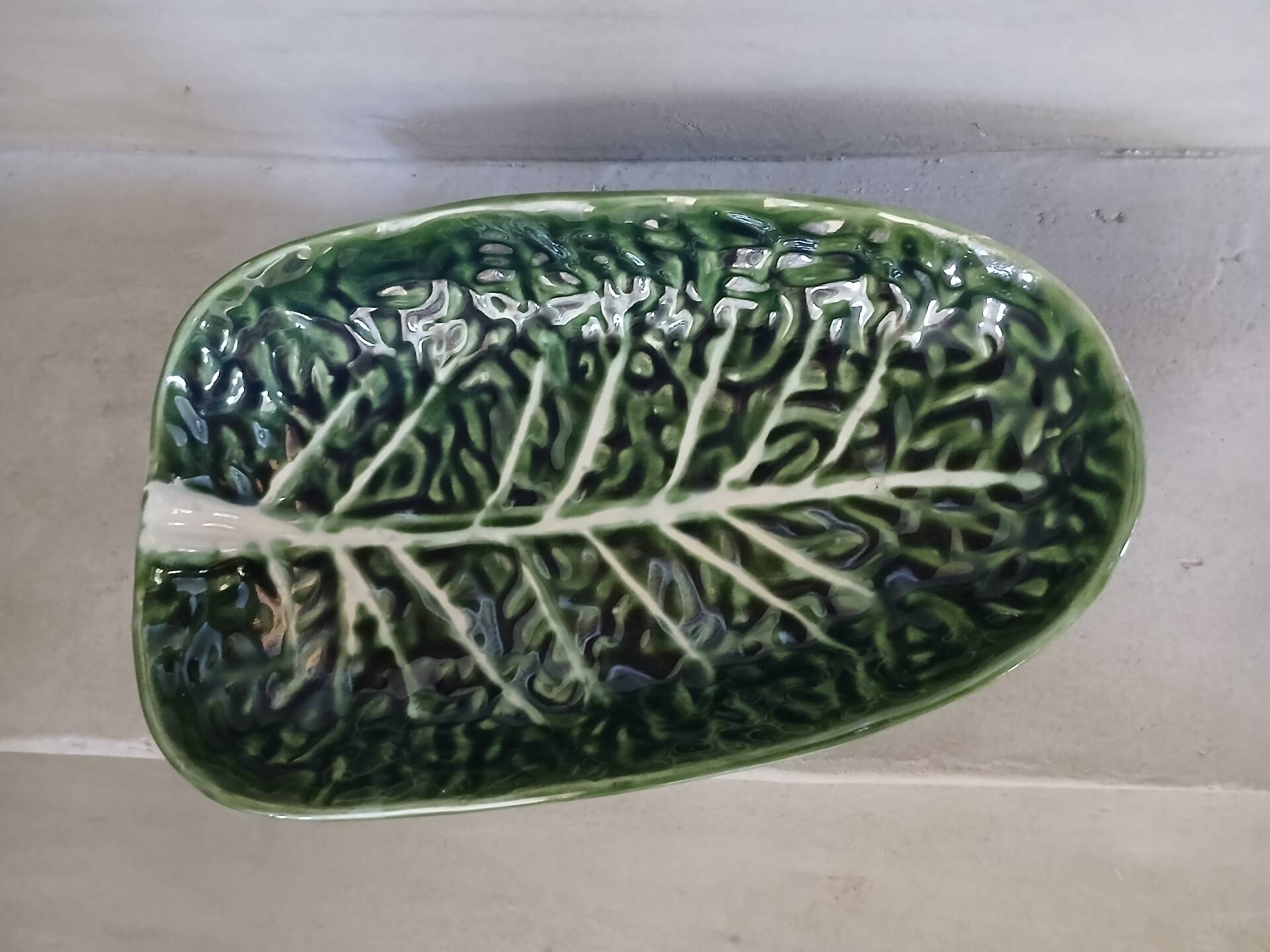 Plat creux en barbotine feuille de chou
