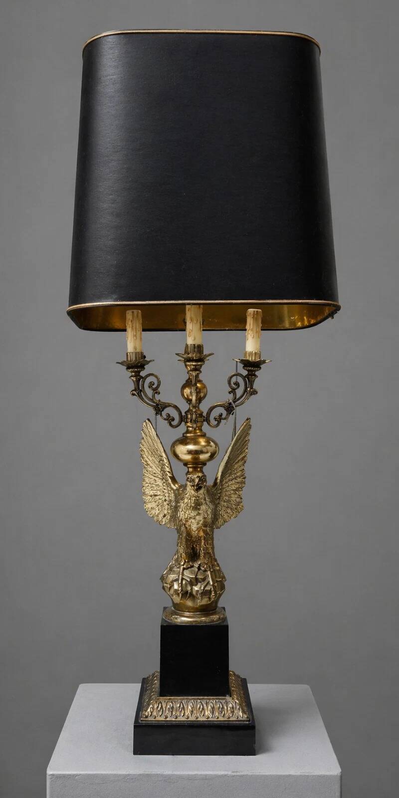Very large Empire lamp / Egyptian Revival in gilded bronze with an eagle.