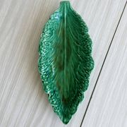 Plat en faïence verte en forme de feuille